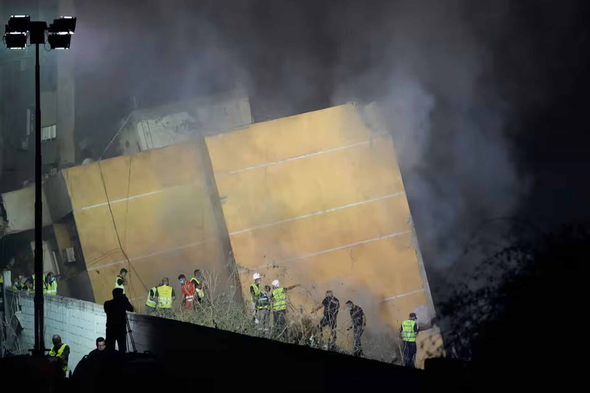 Israel lança vários mísseis em Beirute, capital do Líbano.