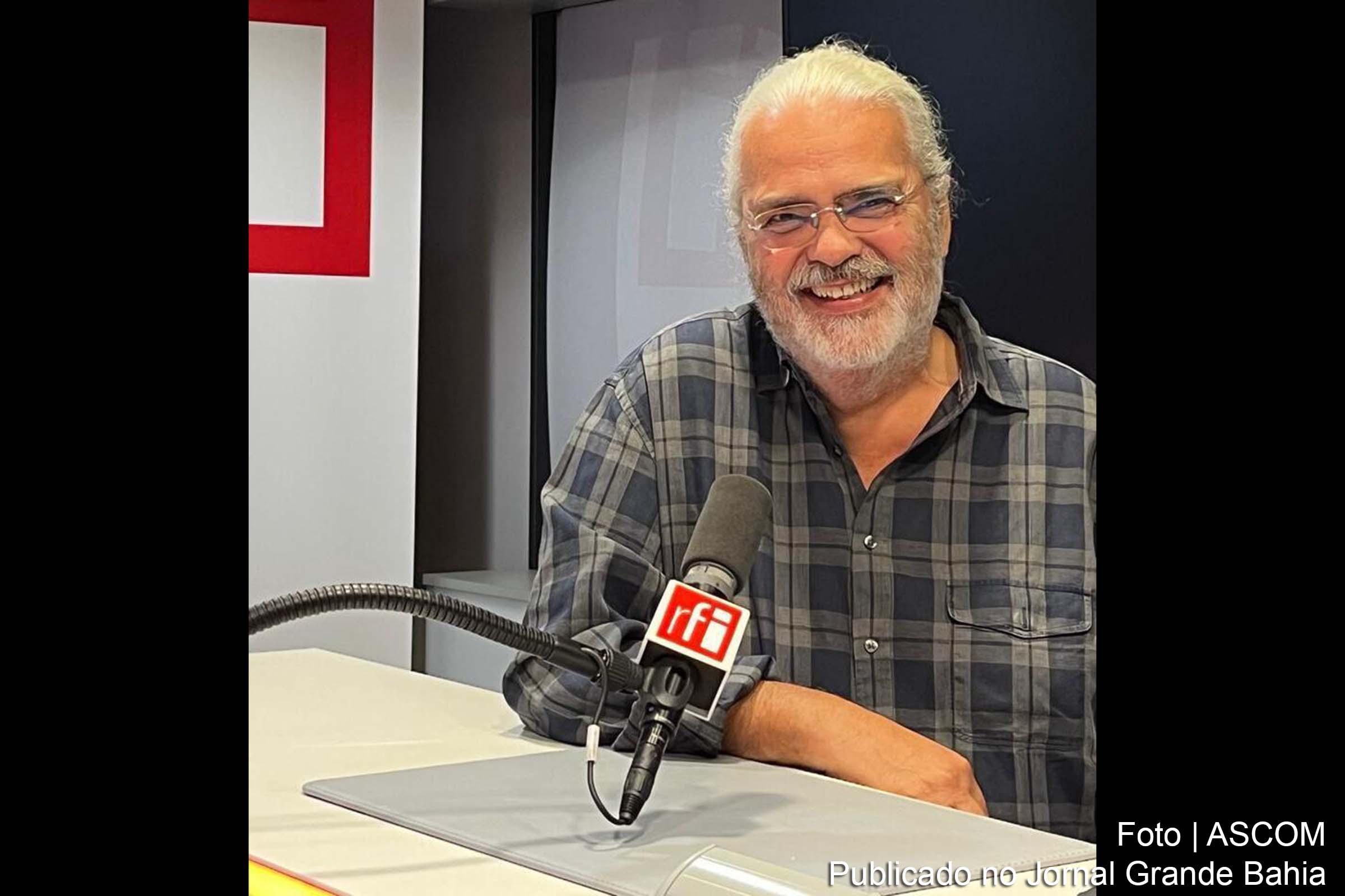 A obra é caracterizada como um "ensaio autobiográfico" e apresenta o subtítulo "O esquisitíssimo mistério do cadáver flutuante em busca de um encontro indesejado".