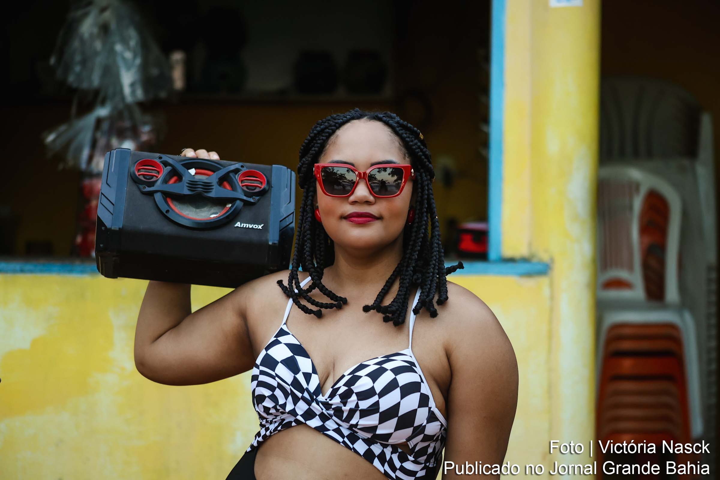O trabalho é acompanhado de videoclipe com referências culturais e mistura coreográfica de estilos musicais brasileiros.