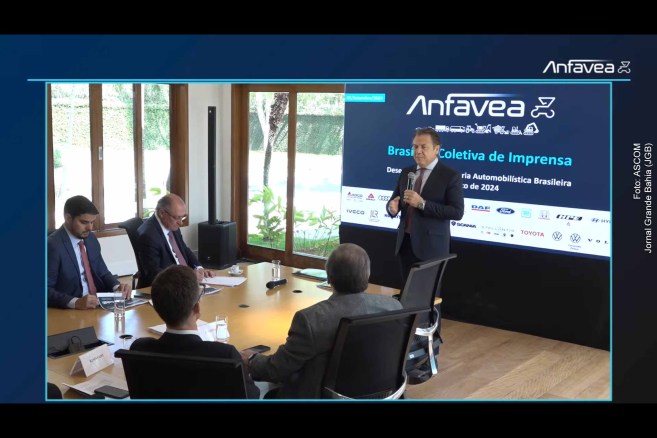 Em coletiva realizada na quinta-feira (05/09/2024) em Brasília, a Associação Nacional dos Fabricantes de Veículos Automotores (ANFAVEA) traçou o panorama atual do setor automotivo e as projeções para os próximos anos. Com destaque para o crescimento da produção, exportações e estratégias de descarbonização, a entidade reforçou a importância do diálogo com o poder público e apresentou um estudo encomendado pelo governo federal sobre o futuro do mercado automotivo.