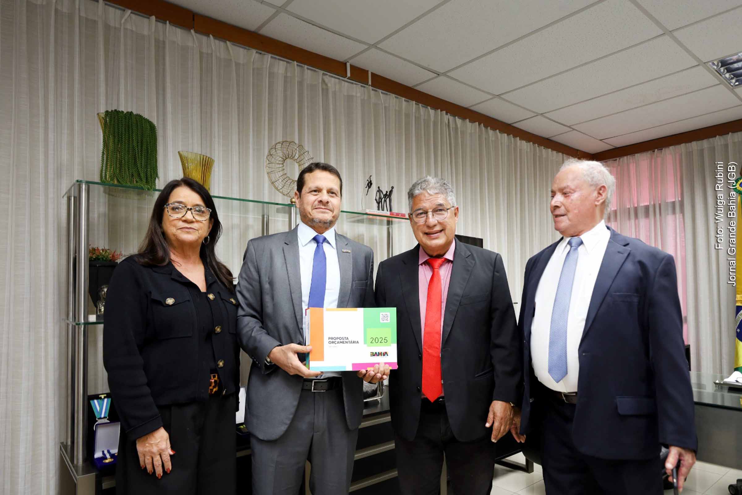 Membros da equipe do Governo Jerônimo entregam proposta orçamentária de 2025 à ALBA, destacando investimentos em saúde, educação e segurança com previsão de $ 70,8 bilhões.