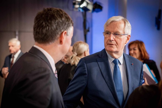 Michel Barnier enfrenta críticas da esquerda por nomeações conservadoras em seu governo, que será alvo de moção de censura após a apresentação de sua política geral.