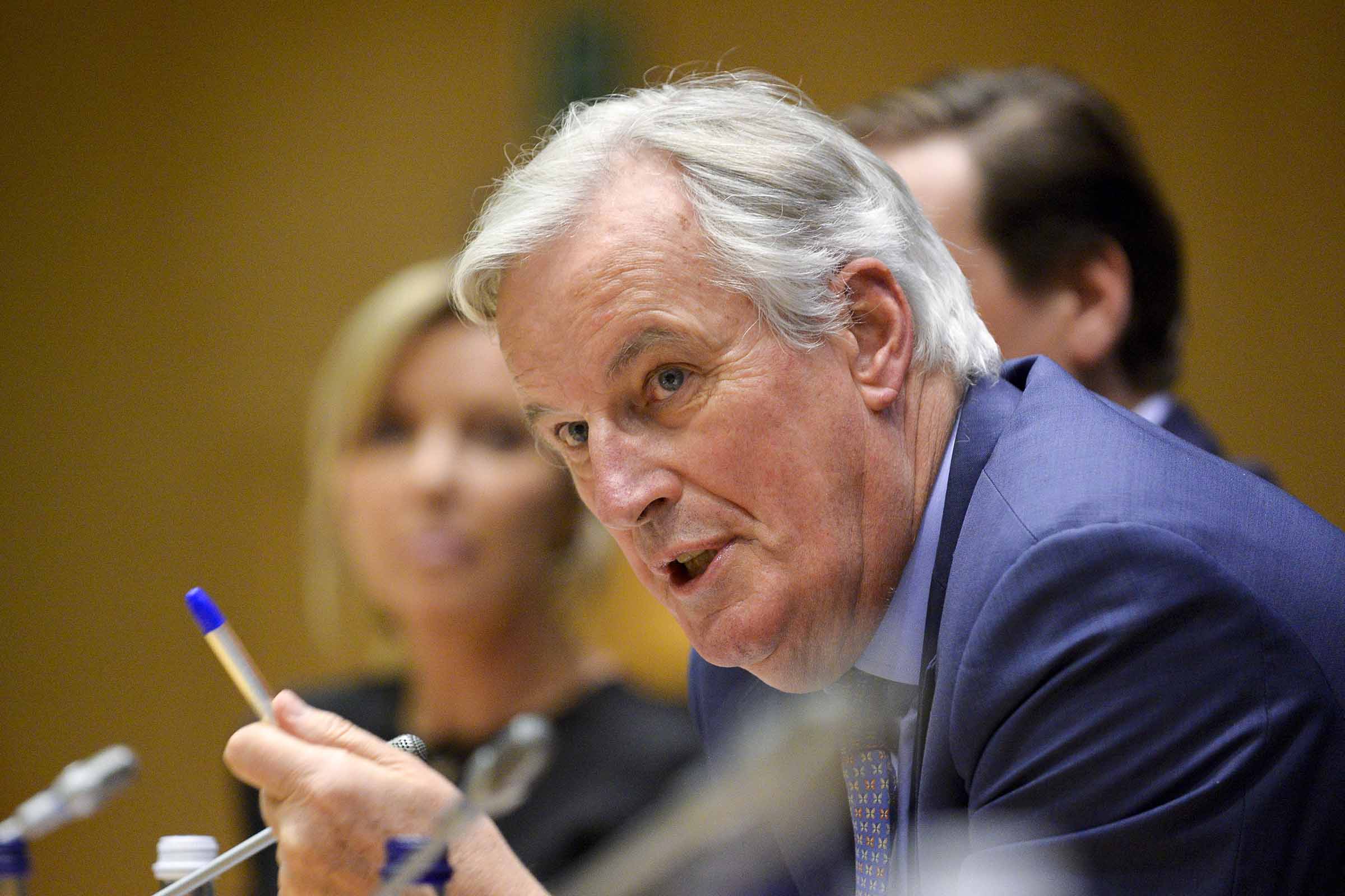 Michel Barnier, político veterano e ex-negociador do Brexit, é nomeado primeiro-ministro da França pelo presidente Emmanuel Macron. Barnier enfrenta o desafio de liderar um governo em um parlamento fragmentado, após as eleições legislativas de julho de 2024.