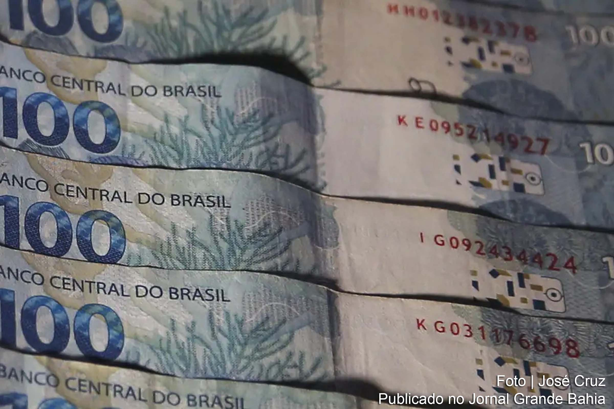 O governo federal propõe um aumento de 6,87% no salário mínimo para 2025, com base na correção automática estabelecida pela nova regra.
