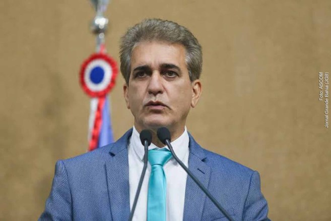 O deputado Robinson Almeida (PT) critica a aliança entre Zé Ronaldo e Colbert Martins, apontando responsabilidade de ambos pelo desgoverno de Feira de Santana.