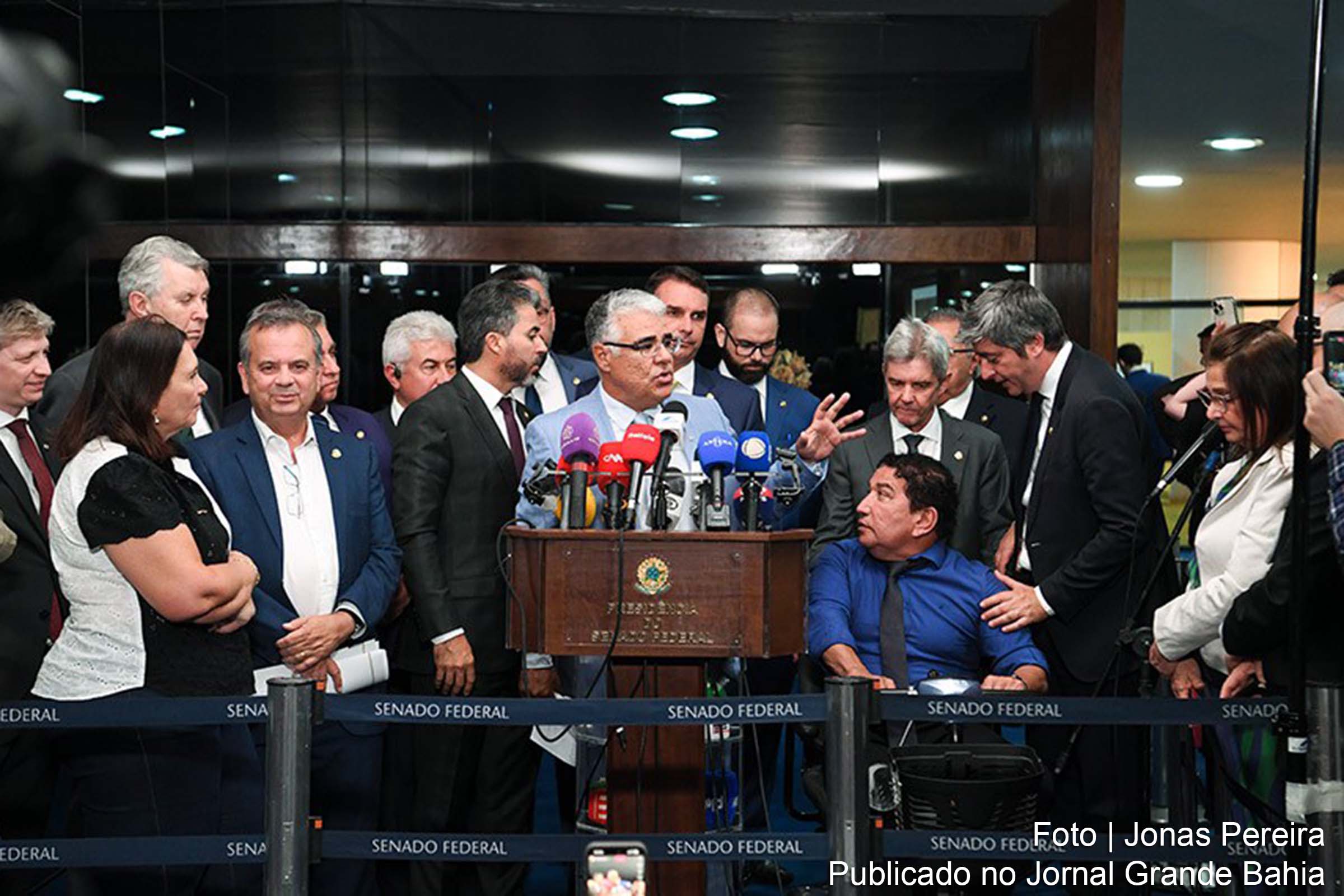Senadores e deputados de oposição durante coletiva de imprensa em Brasília, onde anunciaram a obstrução nas votações do Congresso.