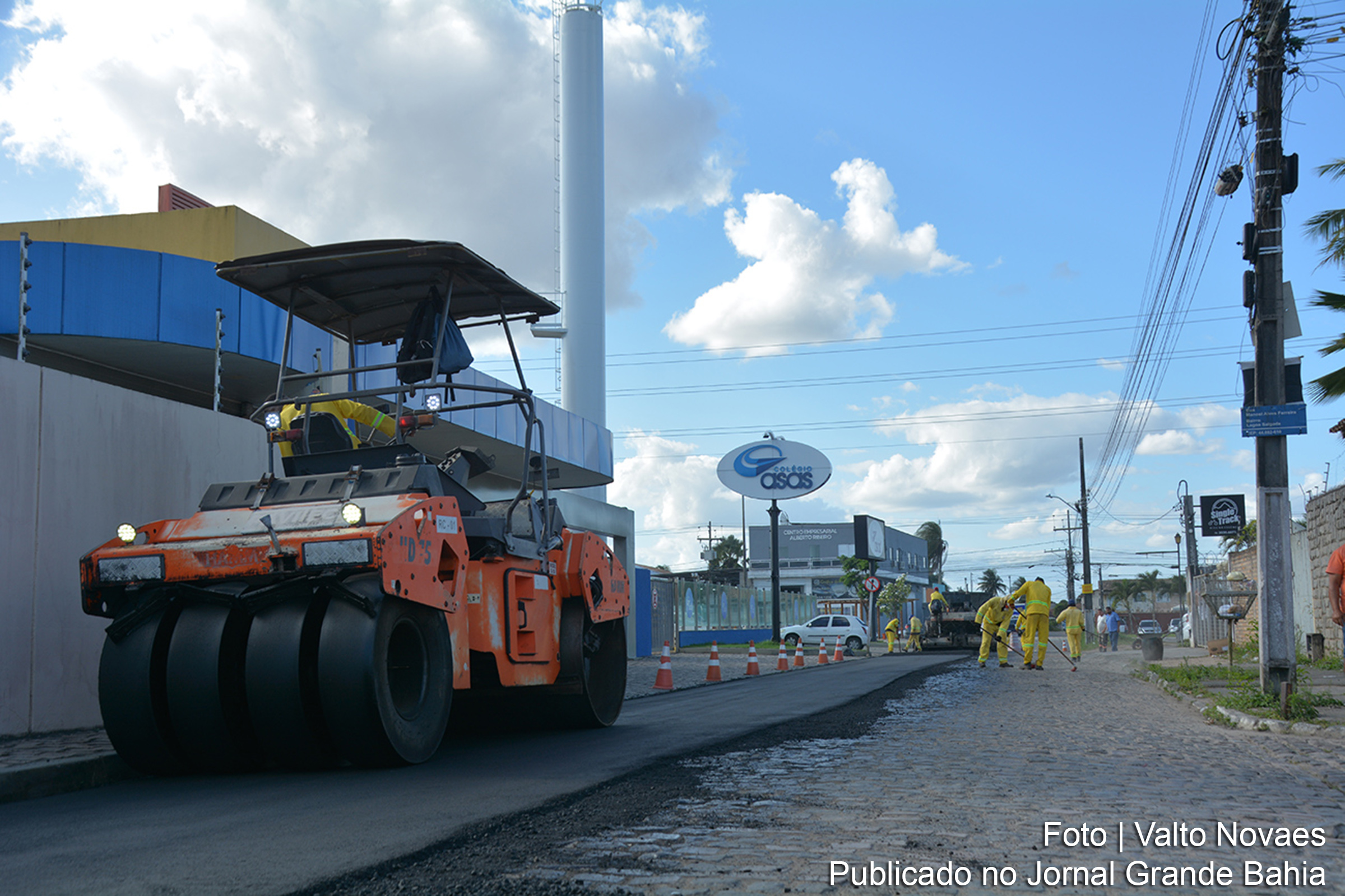 Obras de pavimentação asfáltica em execução nas ruas do bairro Lagoa Salgada, beneficiando motoristas e pedestres com melhor infraestrutura viária.