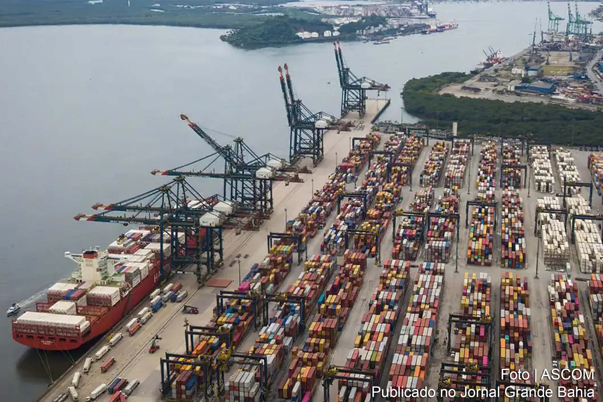 A desvalorização de commodities e o aumento das importações causaram uma queda acentuada no superávit da balança comercial brasileira em agosto.