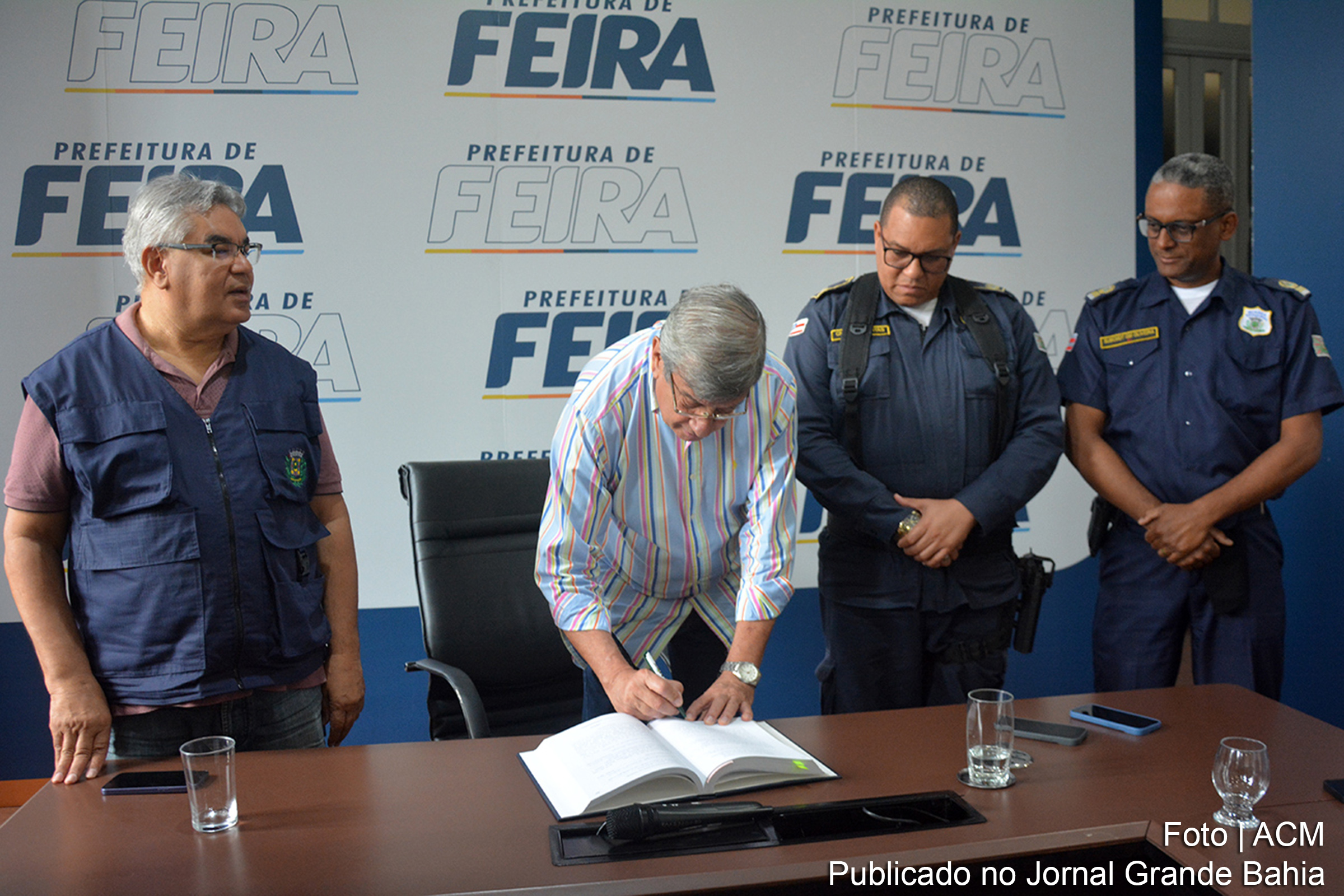 O prefeito Colbert Martins Filho oficializa a posse de Marcos Vinícius de Oliveira Dantas como comandante e Rogério Soares de Oliveira como subcomandante da Guarda Municipal.