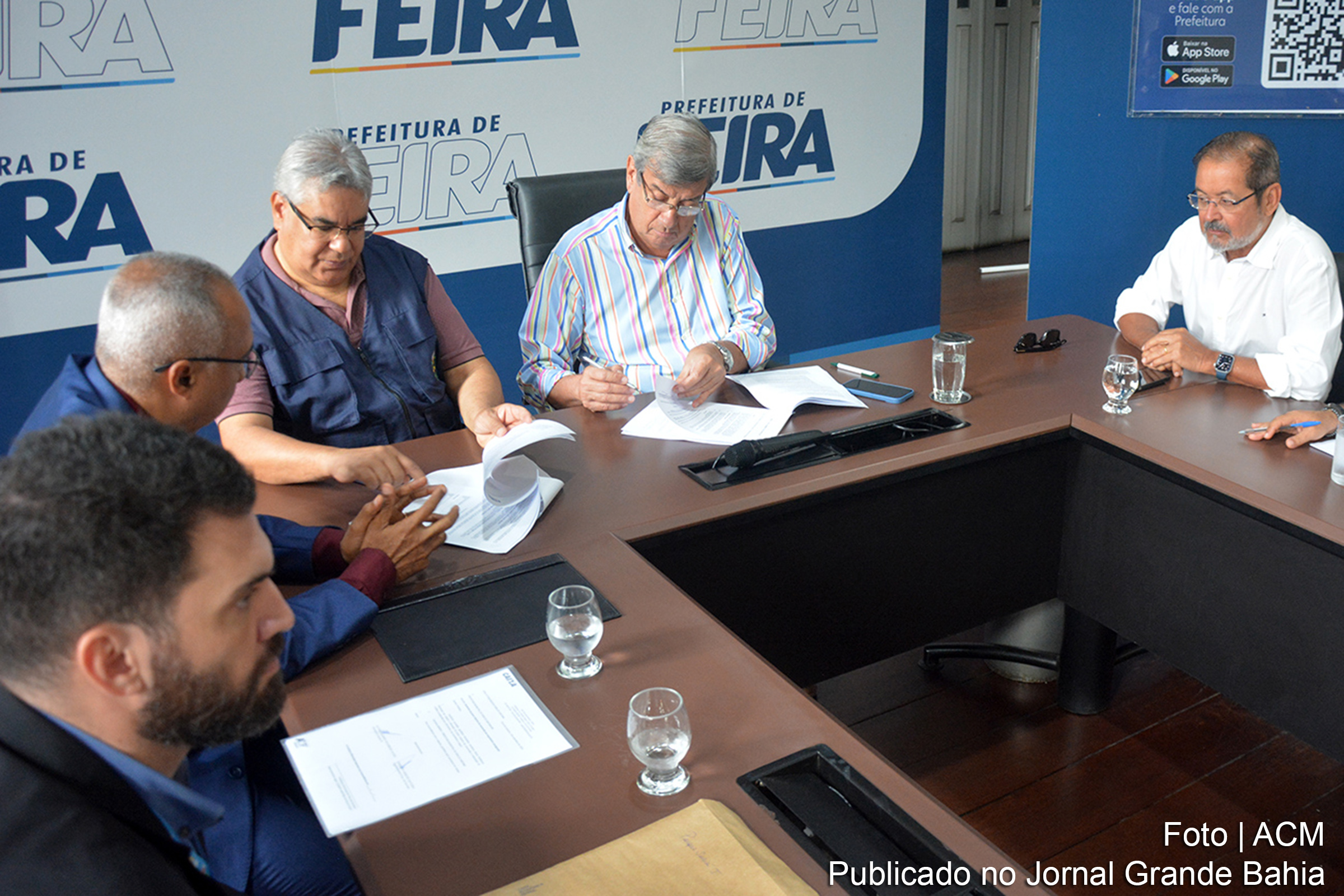 Prefeito Colbert Martins Filho assina contrato com a Caixa Econômica Federal, acompanhado por secretários e autoridades municipais.