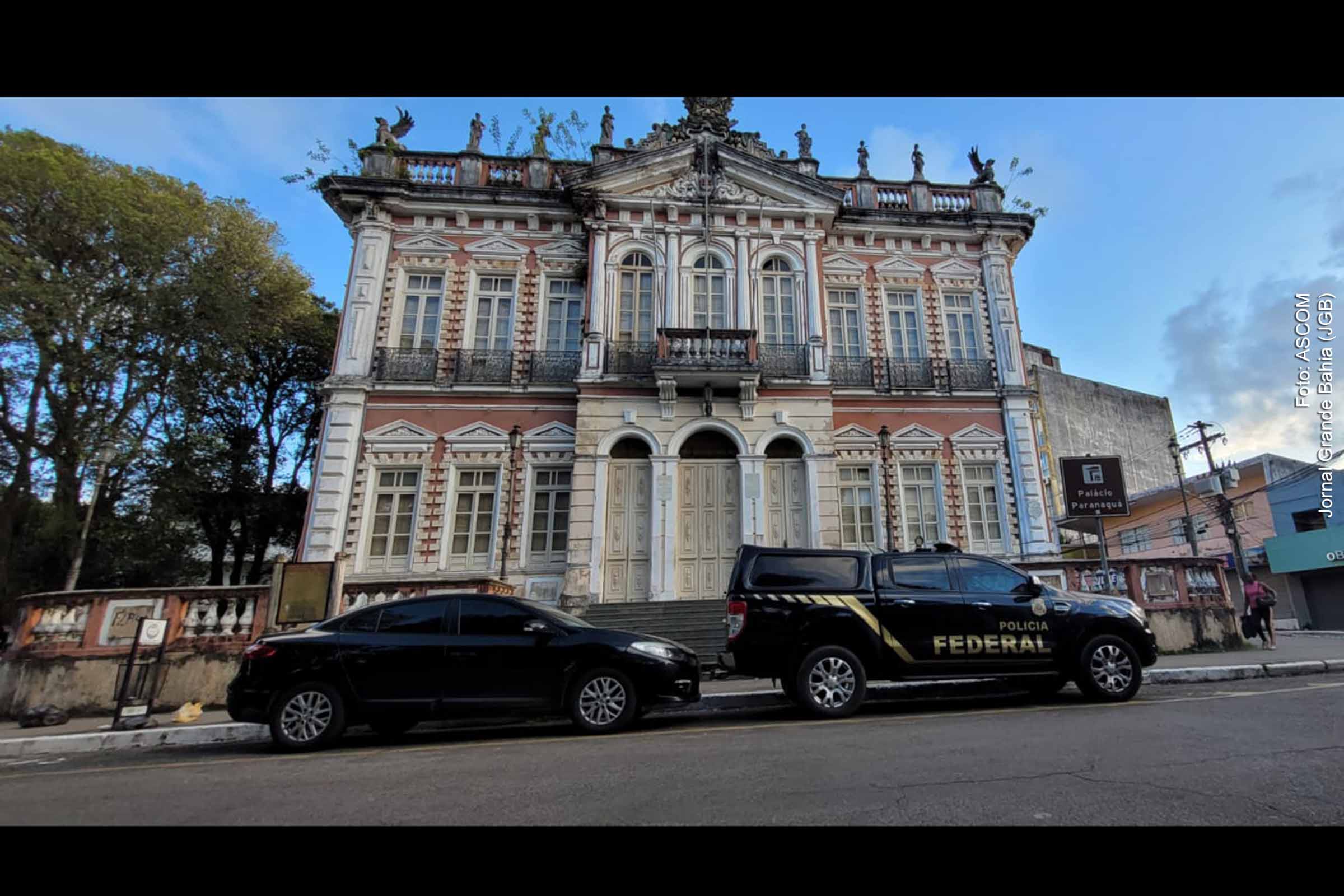 A Polícia Federal deflagrou a Operação Barganha com o objetivo de combater fraudes em licitações e desvios de recursos públicos envolvendo contratos da Prefeitura de Ilhéus.