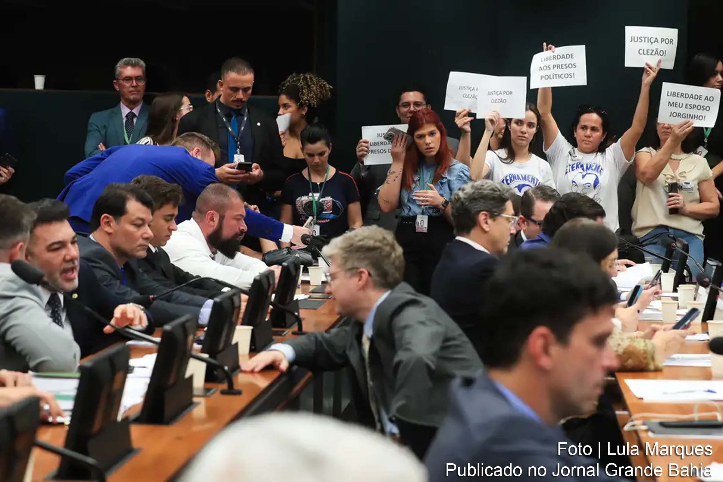 A votação do projeto foi adiada para a quarta-feira (11).