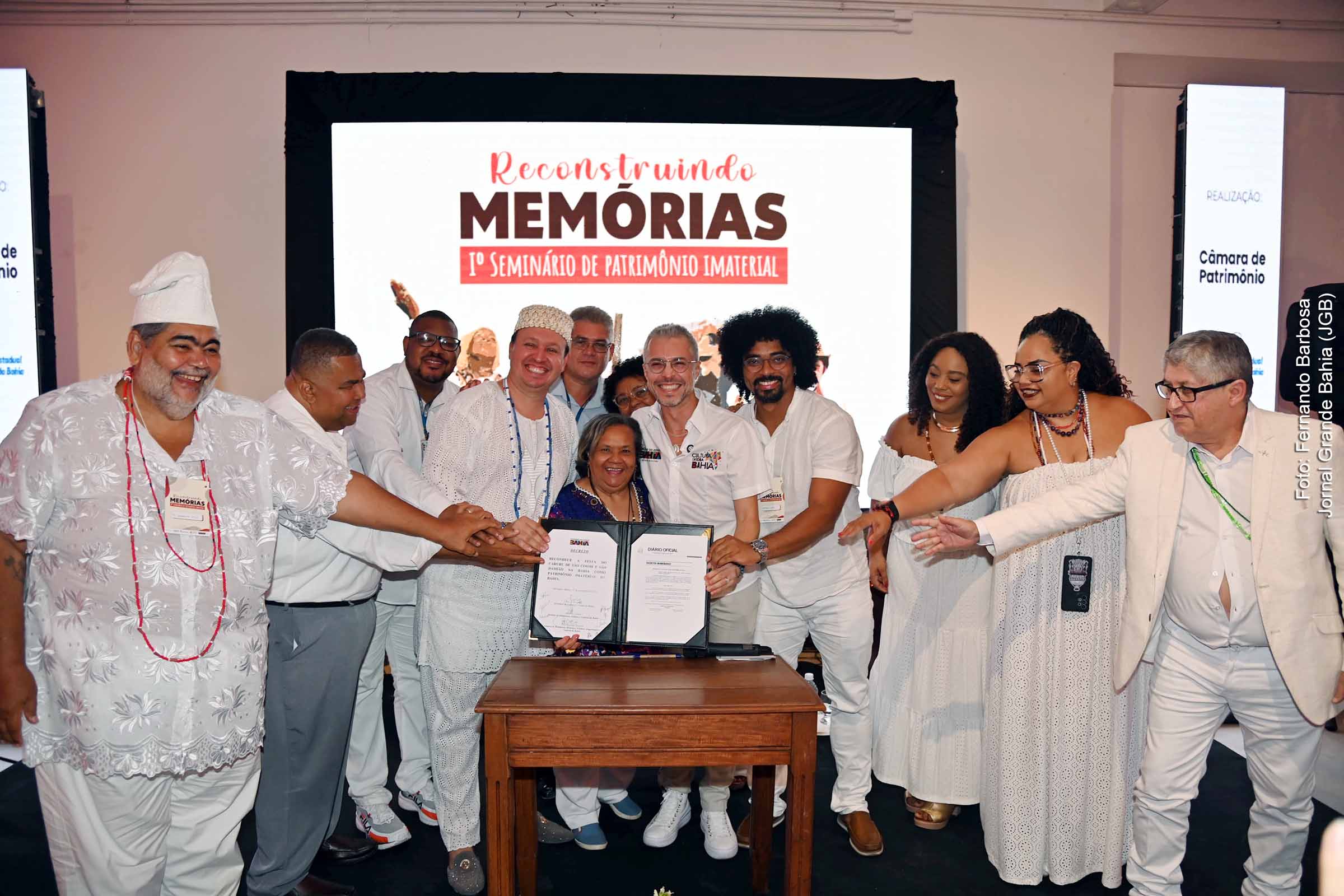 Secretário de Cultura do Estado, Bruno Monteiro, entrega o título de reconhecimento do Caruru de São Cosme e São Damião como Patrimônio Cultural Imaterial da Bahia, durante seminário no Museu de Arte da Bahia.