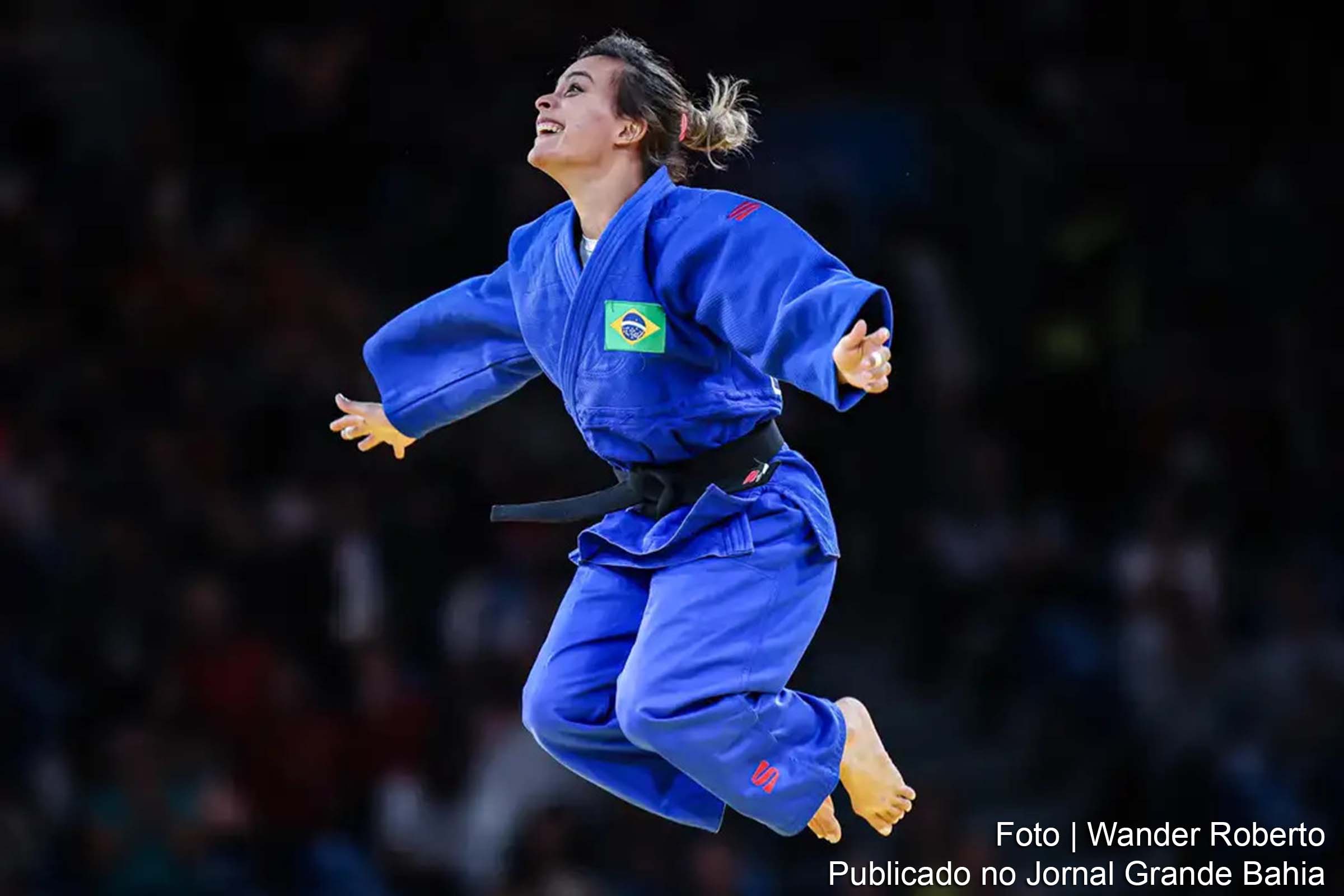 Rosicleide Andrade celebra a conquista da medalha de bronze na categoria até 48 quilos da classe J1 na Arena do Campo de Marte, em Paris.