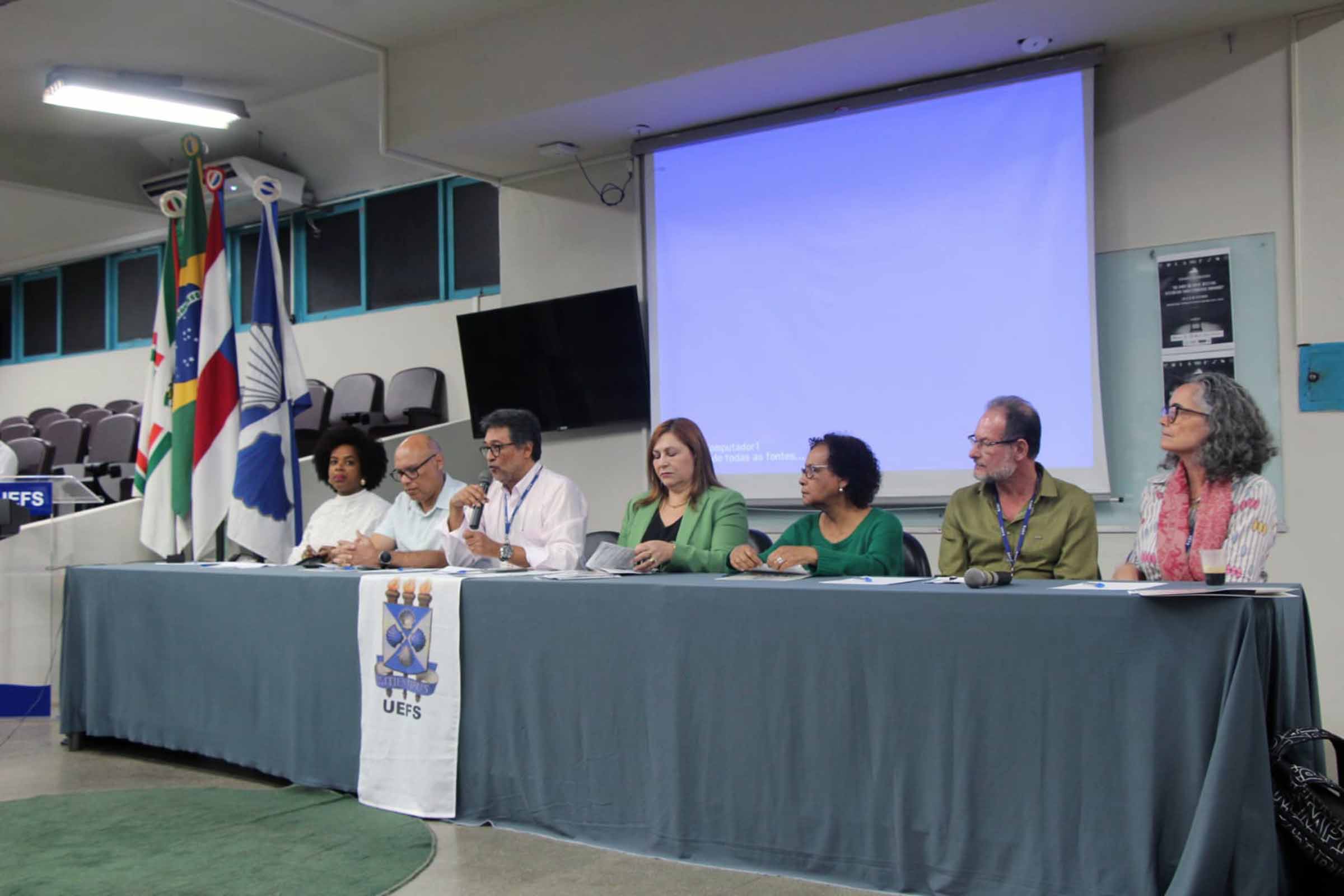 Seminário internacional promovido pela UEFS debate impactos de golpes militares no Brasil e na América Latina