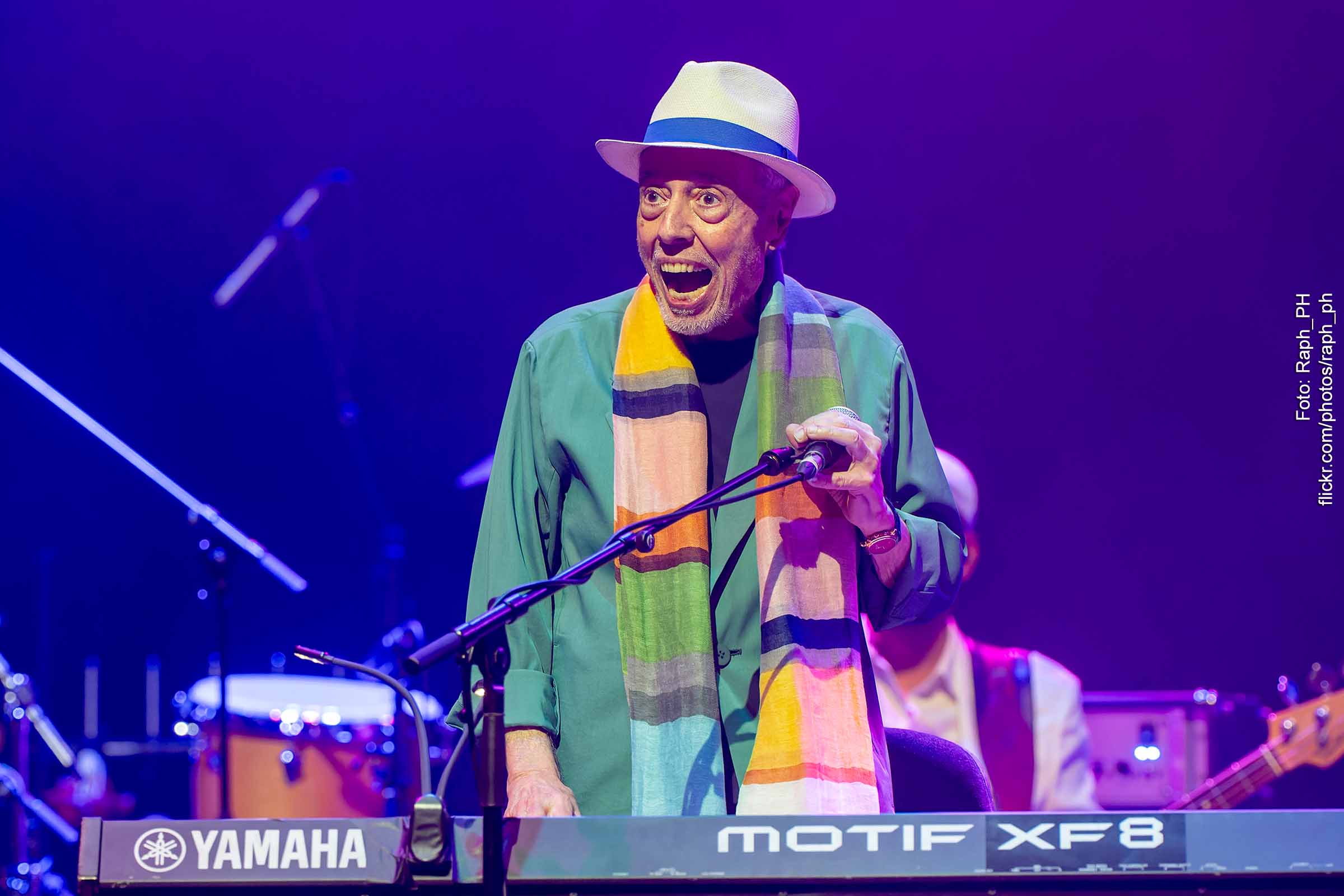 Sérgio Mendes, renomado músico e produtor brasileiro, misturou bossa nova e ritmos globais em sua obra. Ele faleceu aos 83 anos nos EUA.