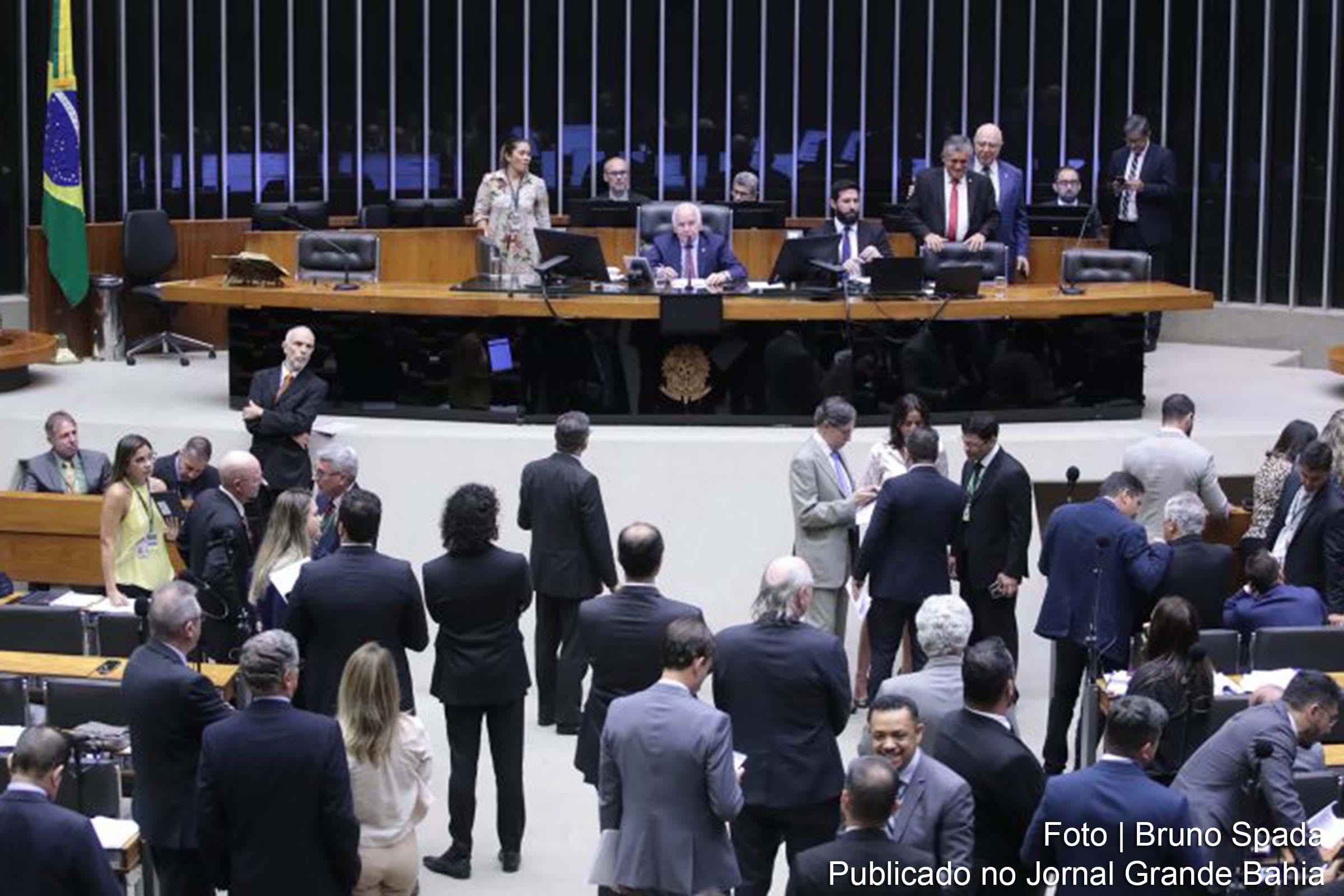 O projeto estabelece uma transição até 2027, com ajustes nas alíquotas sobre a receita bruta e a folha de pagamento.