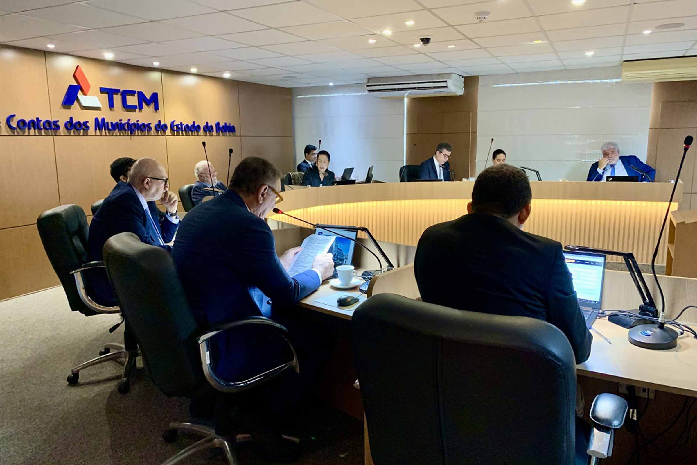 Tribunal de Contas dos Municípios da Bahia determina suspensão de pagamentos à empresa de obras de urbanização por irregularidades em contrato.