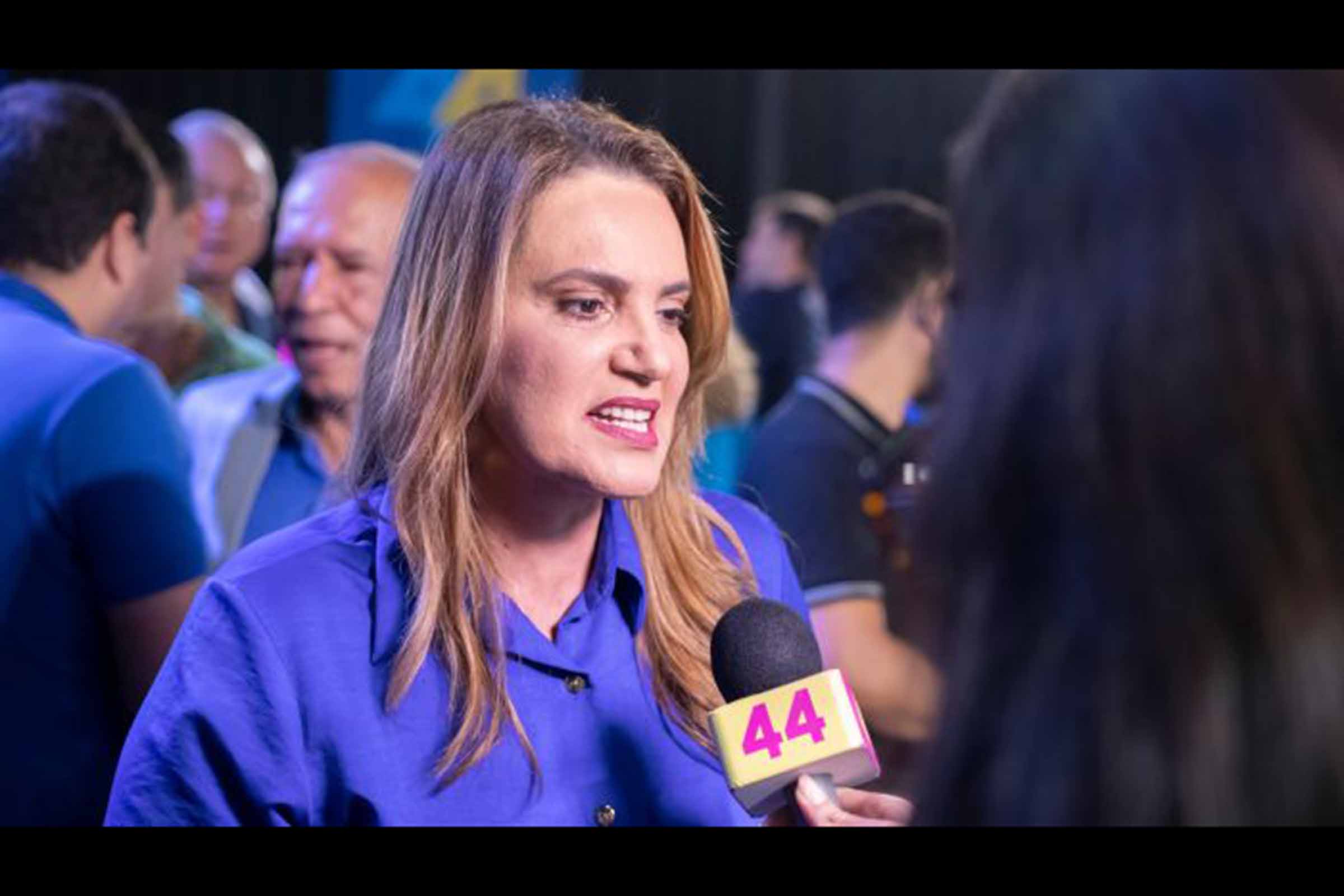 Sheila Lemos, prefeita de Vitória da Conquista assumiu o poder após a morte de Herzem Gusmão. Ela enfrenta julgamento de inelegibilidade com base em norma constitucional que impede a continuidade de mandatos familiares sucessivos no Executivo.