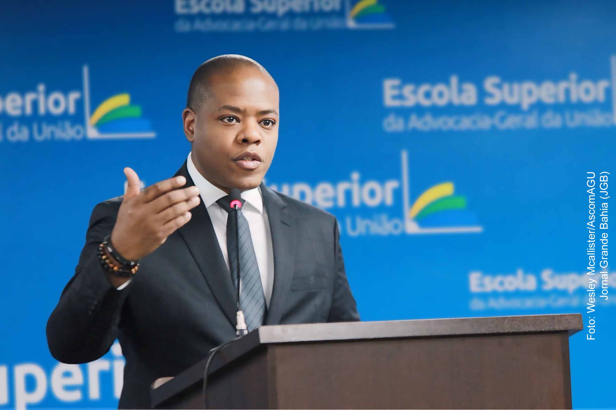 O ex-ministro Silvio Almeida nega as acusações e recorre à Justiça para contestá-las. Presidente sugere que peça demissão, mas, diante da negativa, opta pela exoneração. 