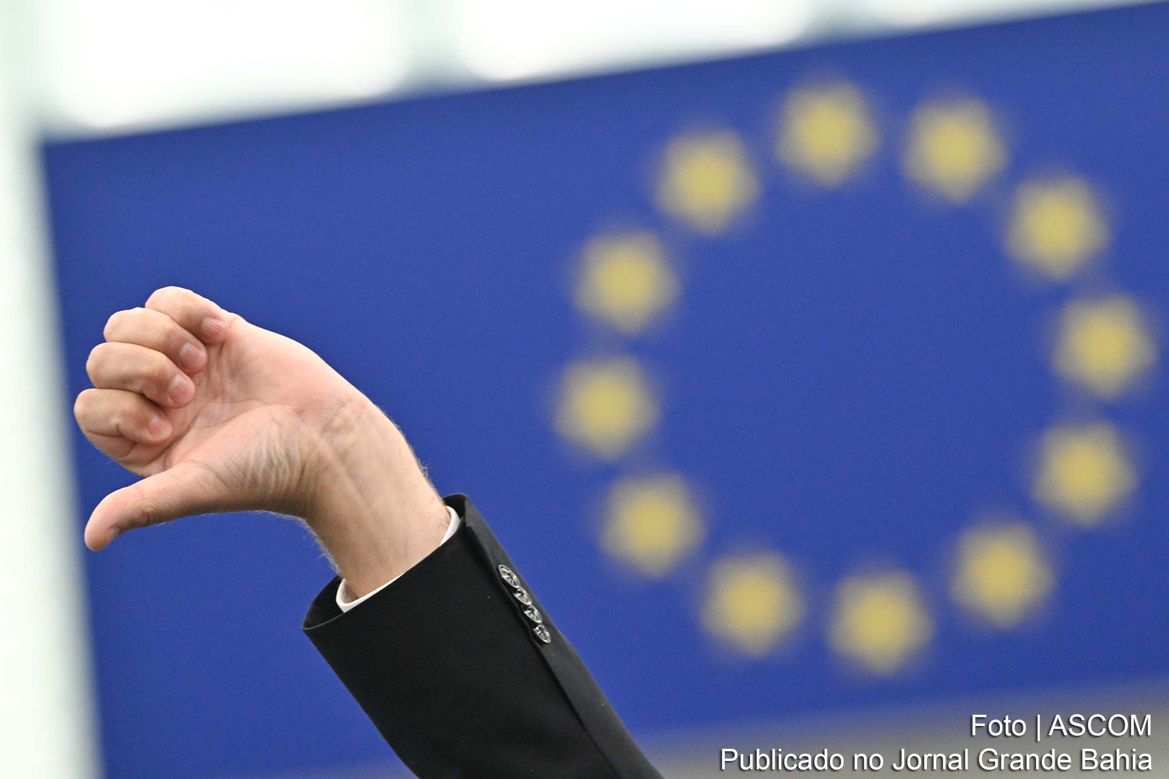Ex-eurodeputados enfrentam restrições de seis meses para atuar como lobistas no Parlamento Europeu após o fim de seus mandatos.