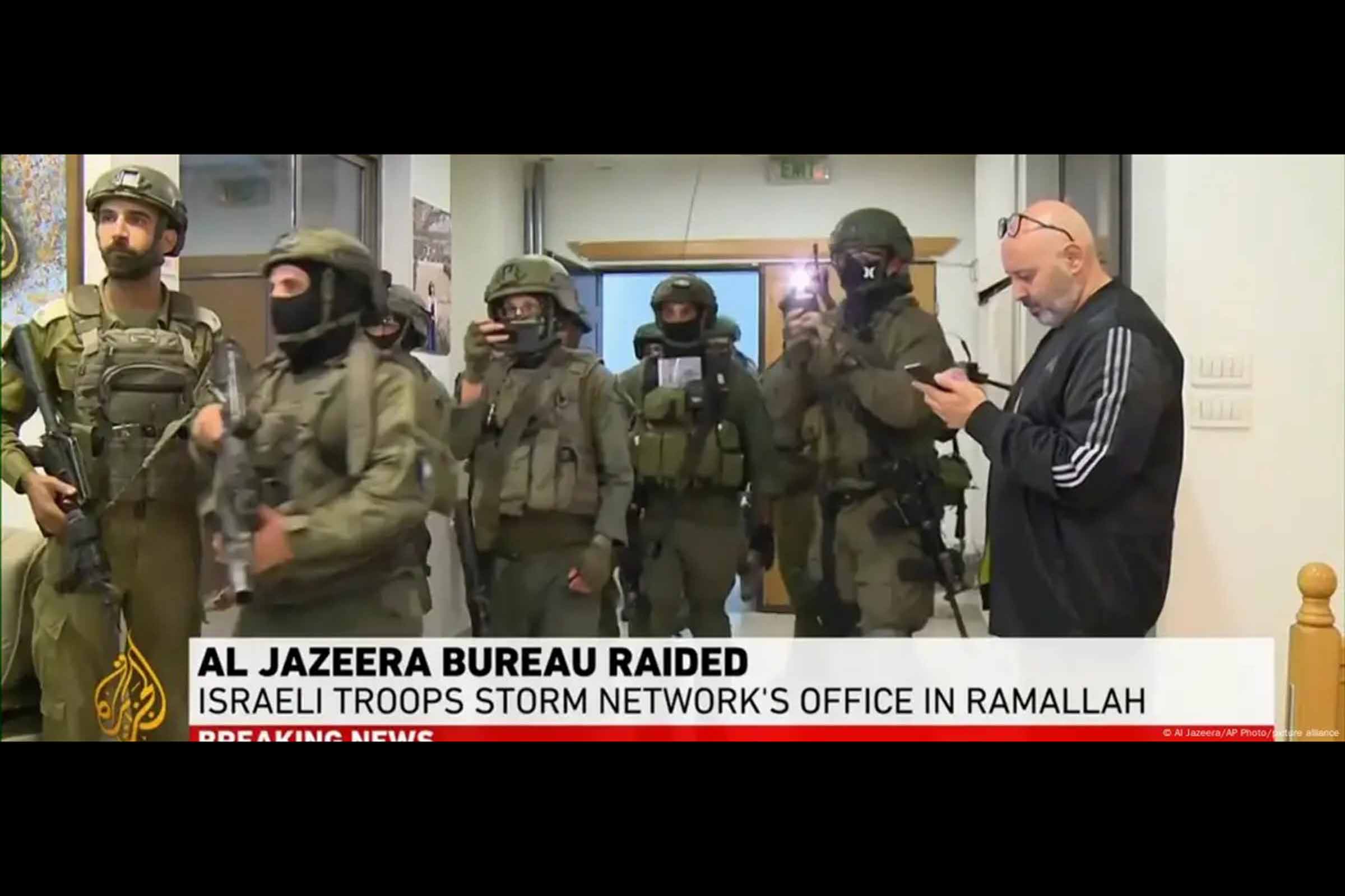 Militares israelenses invadem escritório da Al Jazeera na Cisjordânia e ordenam fechamento temporário