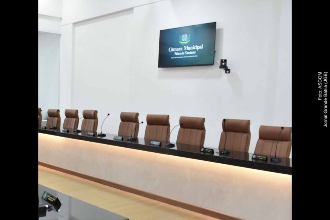 Vereadores reeleitos celebram vitória em sessão da Câmara Municipal, demonstrando a confiança do eleitorado.