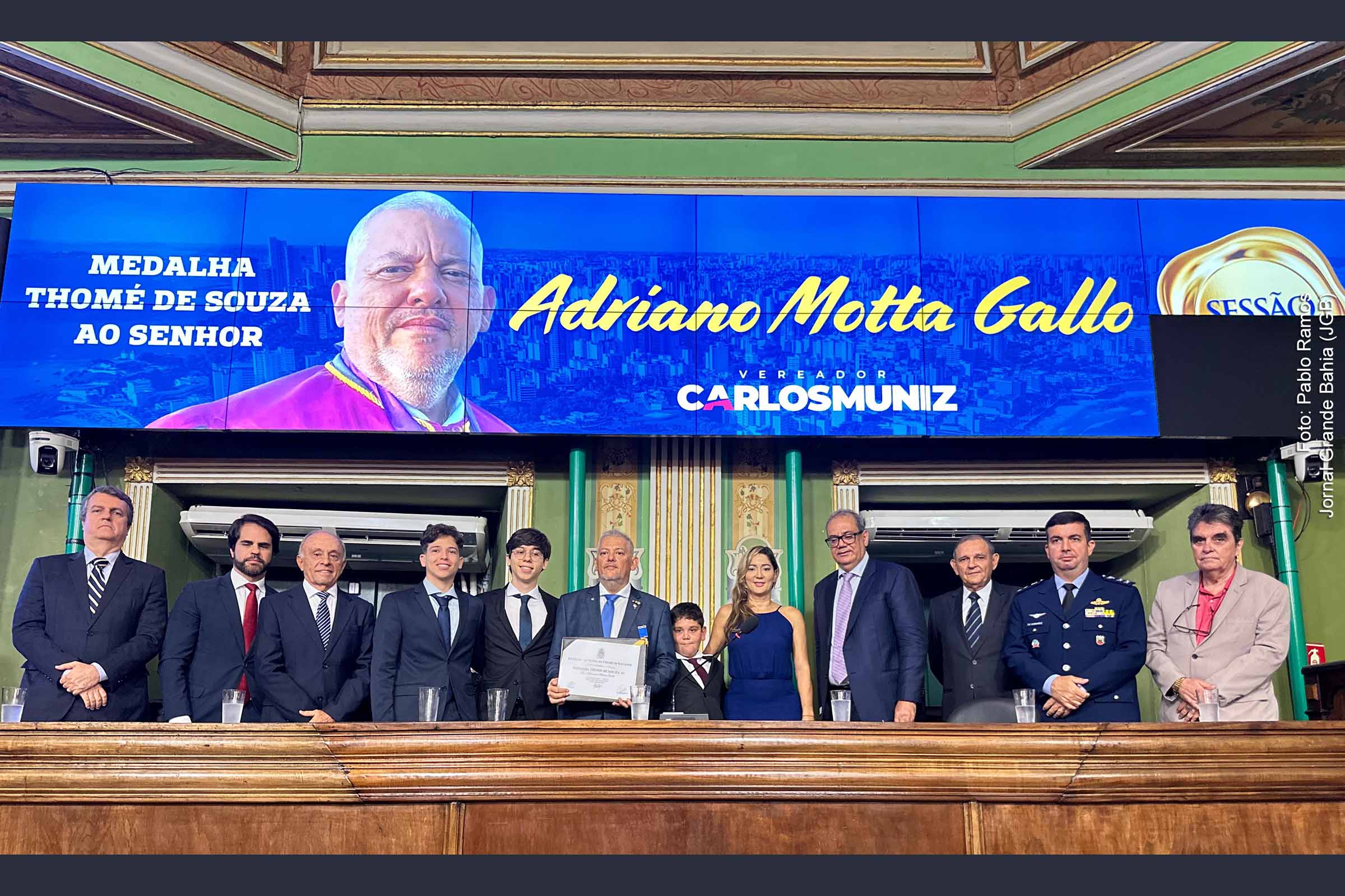 O diretor-geral da Câmara Municipal de Salvador, Adriano Gallo, recebe a Medalha Thomé de Souza, em homenagem aos seus relevantes serviços prestados à capital baiana, entregue pelo presidente do Legislativo, Carlos Muniz.