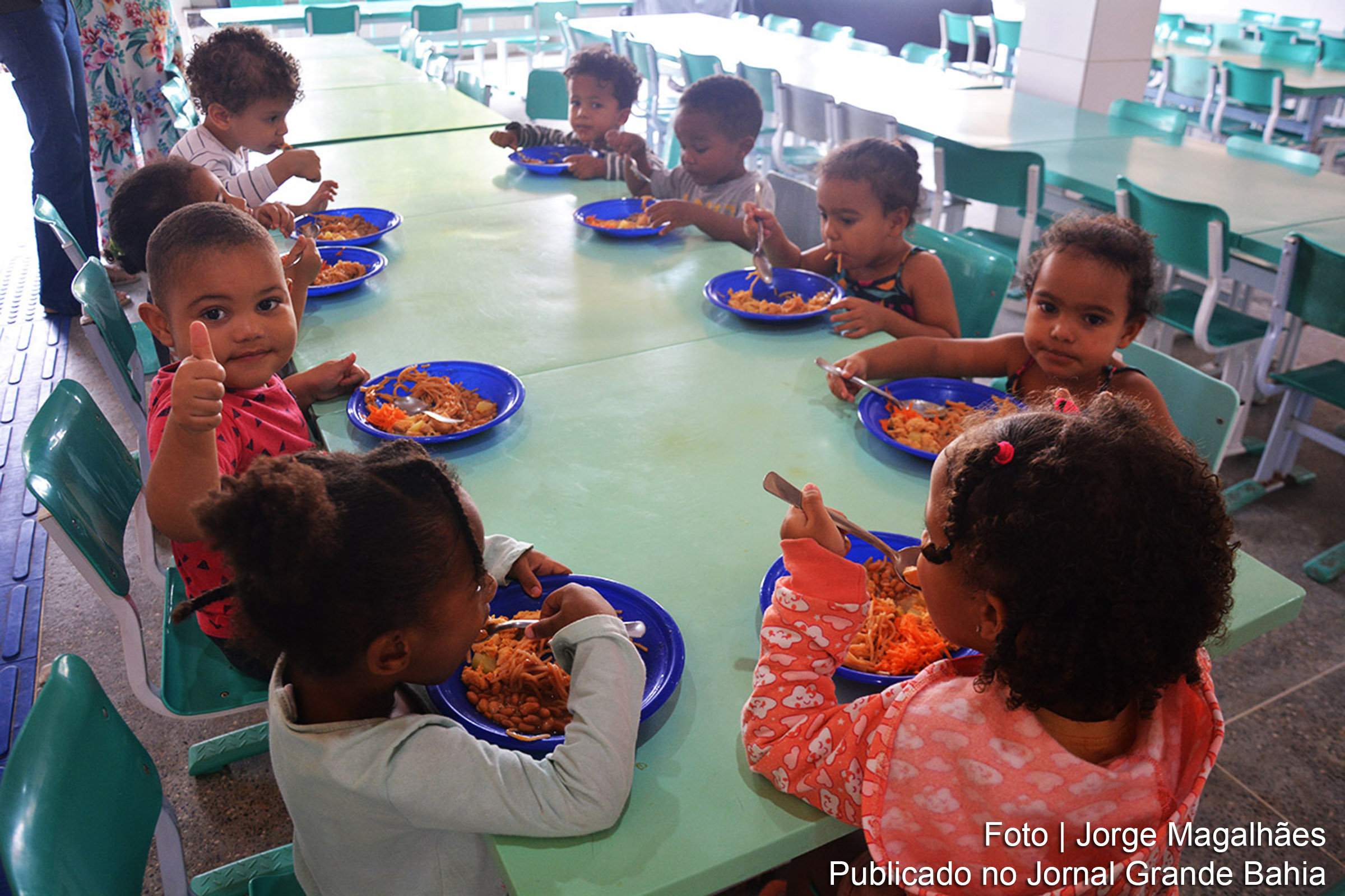 Novo modelo de alimentação escolar em Feira de Santana diversifica o cardápio e introduz o desjejum para todos os alunos.