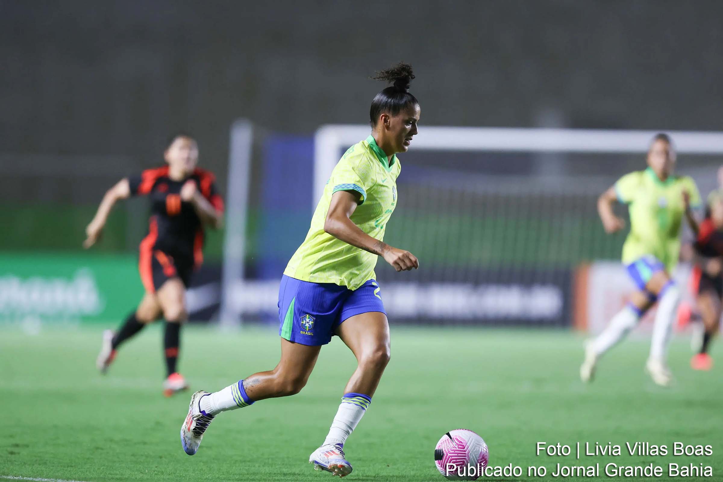 Amanda Gutierres, destacada goleadora do Palmeiras, celebrou sua estreia na Seleção Brasileira durante o amistoso contra a Colômbia.