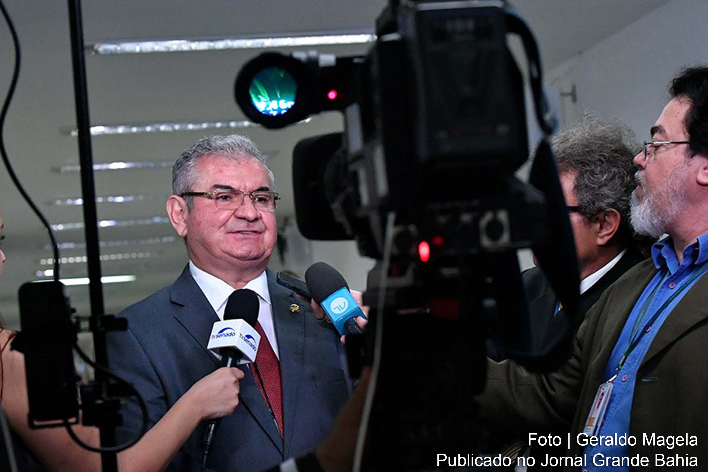 Senador Angelo Coronel recebe sugestões do ministro do STF Flávio Dino para aumentar transparência nas emendas orçamentárias