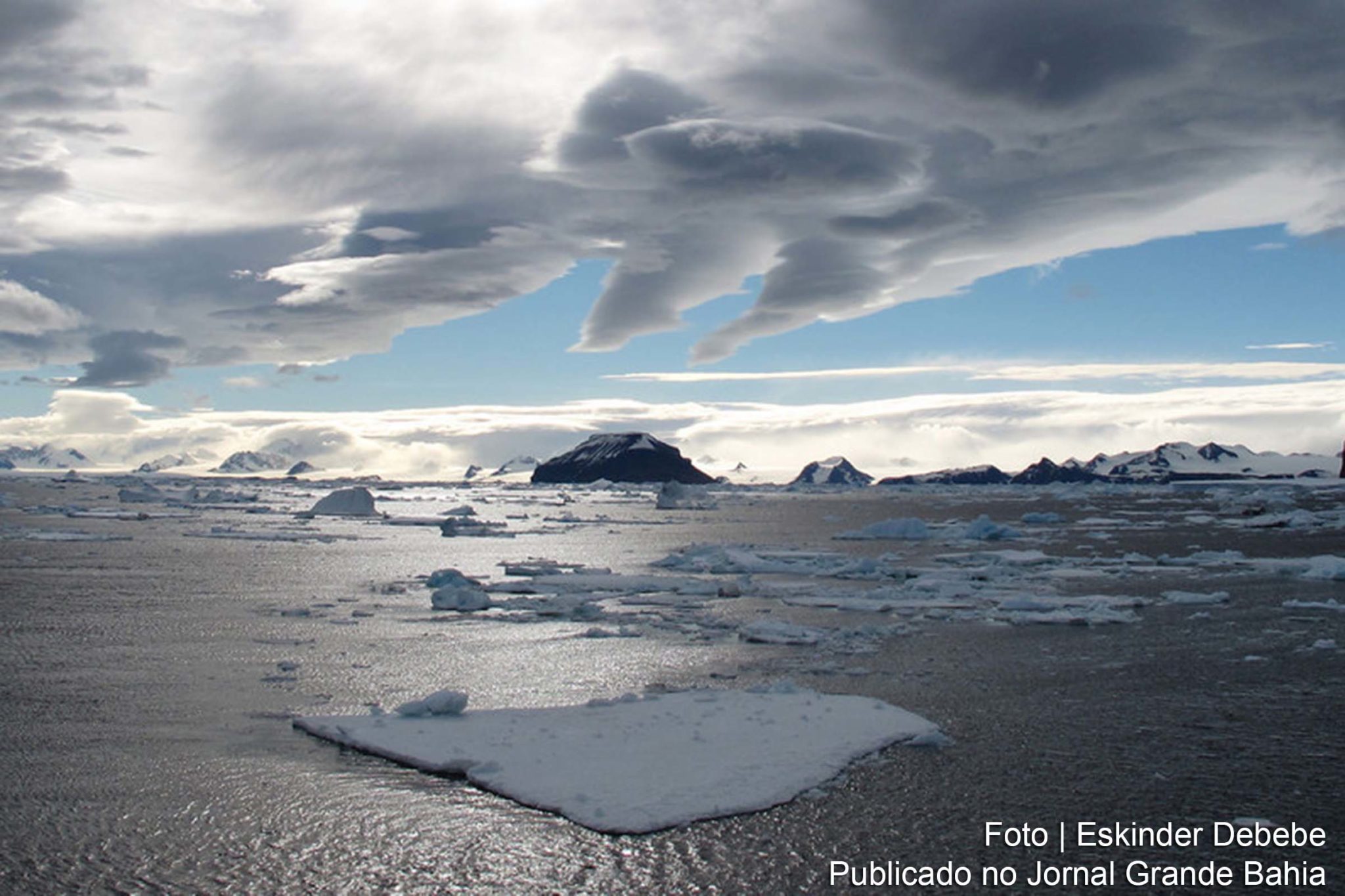 A cobertura vegetal na península antártica tem crescido significativamente, refletindo o impacto das mudanças climáticas na região.