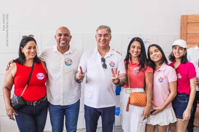 Zé Neto, candidato do PT à prefeitura de Feira de Santana, vota no Instituto Educacional Gastão Guimarães, acompanhado de familiares, apoiadores e do candidato a vice-prefeito Sandro Nazireu.