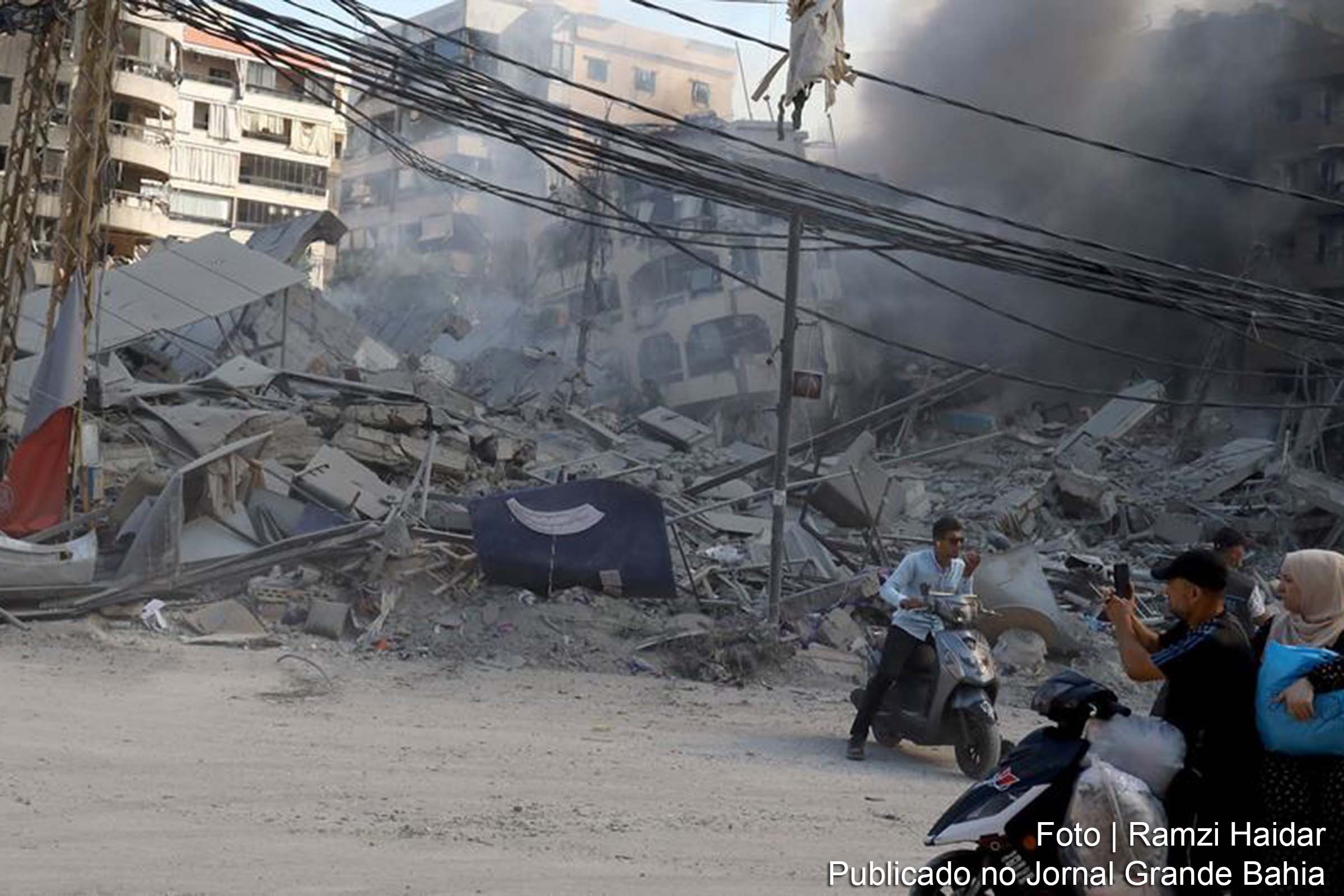 Ataques israelenses na cidade de Nabatieh resultam em mortes e afetam a infraestrutura civil, exacerbando a crise humanitária no Líbano.