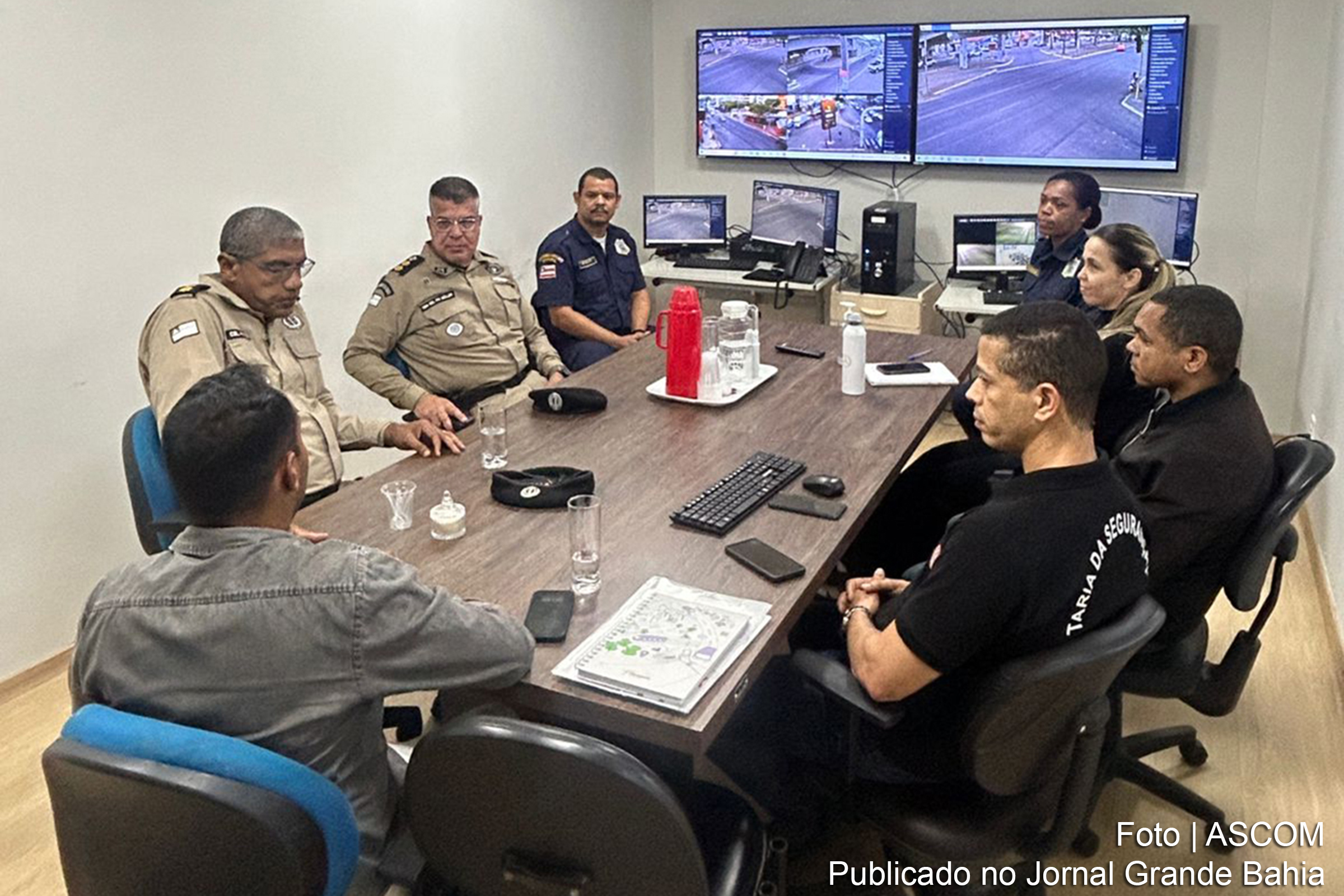 Representantes da Polícia Militar se reuniram no Centro de Controle Operacional de Feira de Santana para discutir a integração tecnológica e a cooperação técnica entre as forças de segurança municipal e estadual.