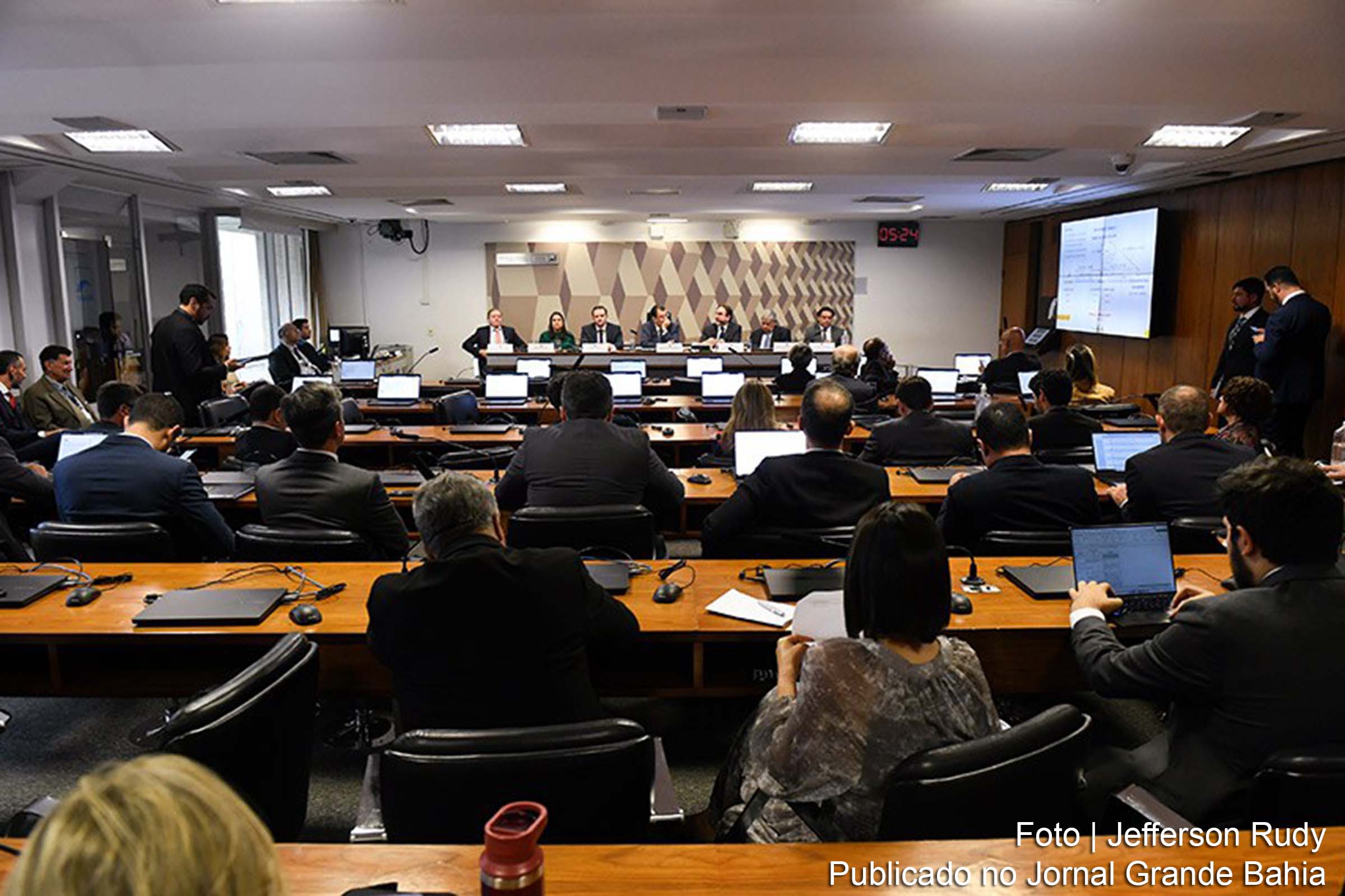 Audiência pública sobre a regulamentação da reforma tributária, promovida pela Comissão de Constituição e Justiça, em Brasília, com participação de especialistas e autoridades do Ministério da Fazenda.