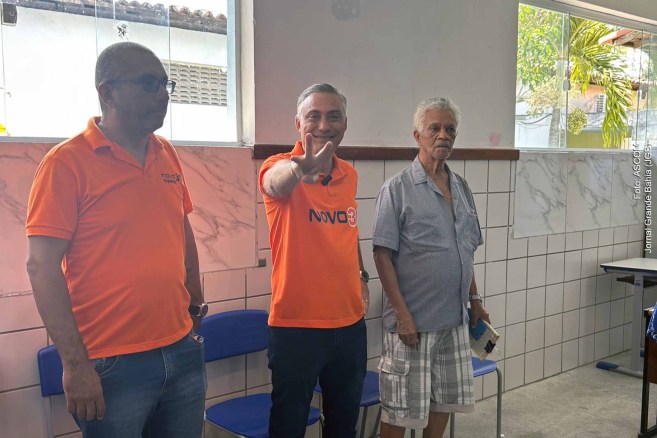 Carlos Medeiros, candidato à prefeitura de Feira de Santana pelo Partido Novo, vota acompanhado de familiares, vice e apoiadores na escola Ieda Barradas Carneiro, no bairro Centenário.
