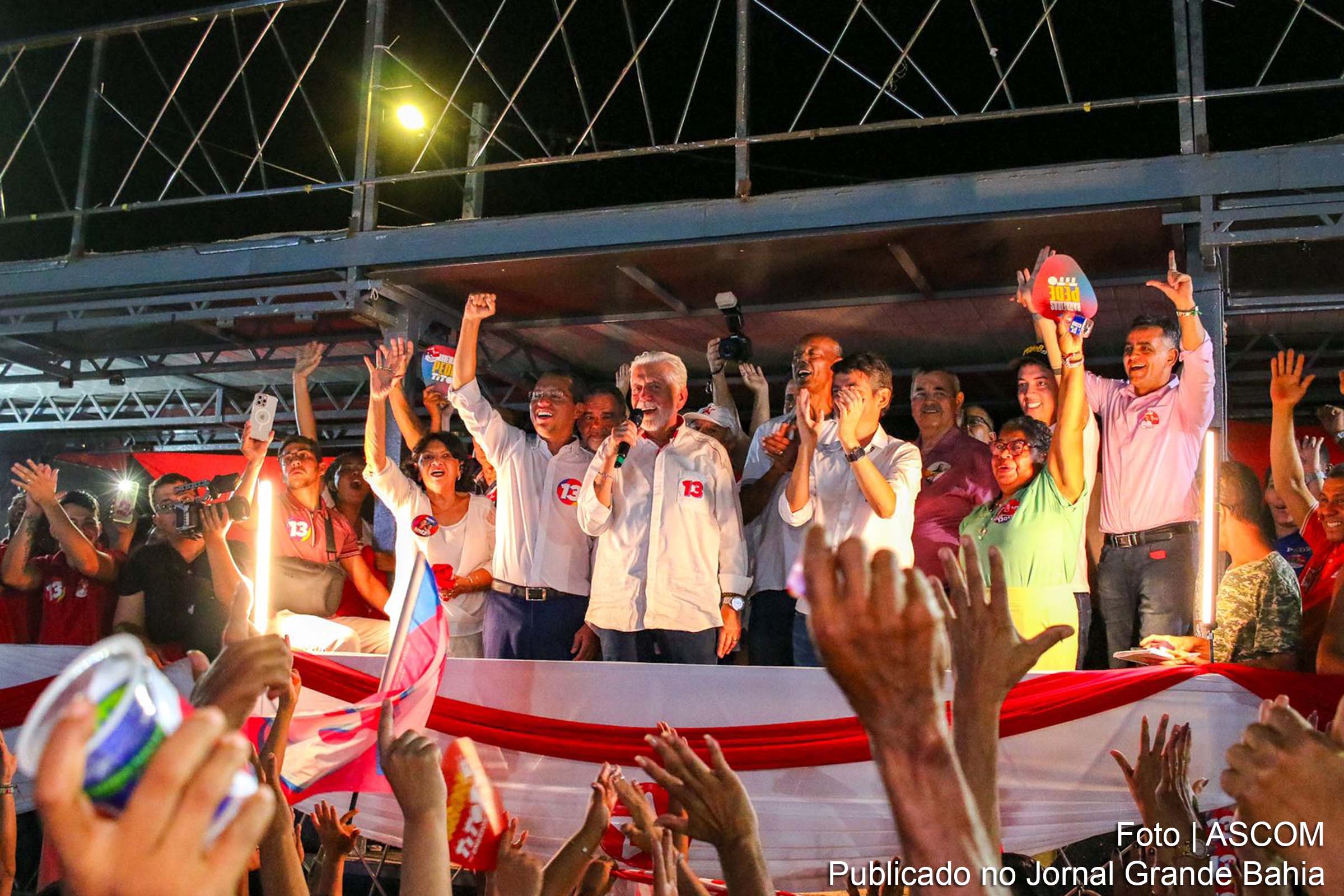 O comício no Residencial São Francisco contou com a presença de Tito, Jaques Wagner e diversas lideranças políticas em apoio à candidatura municipal.