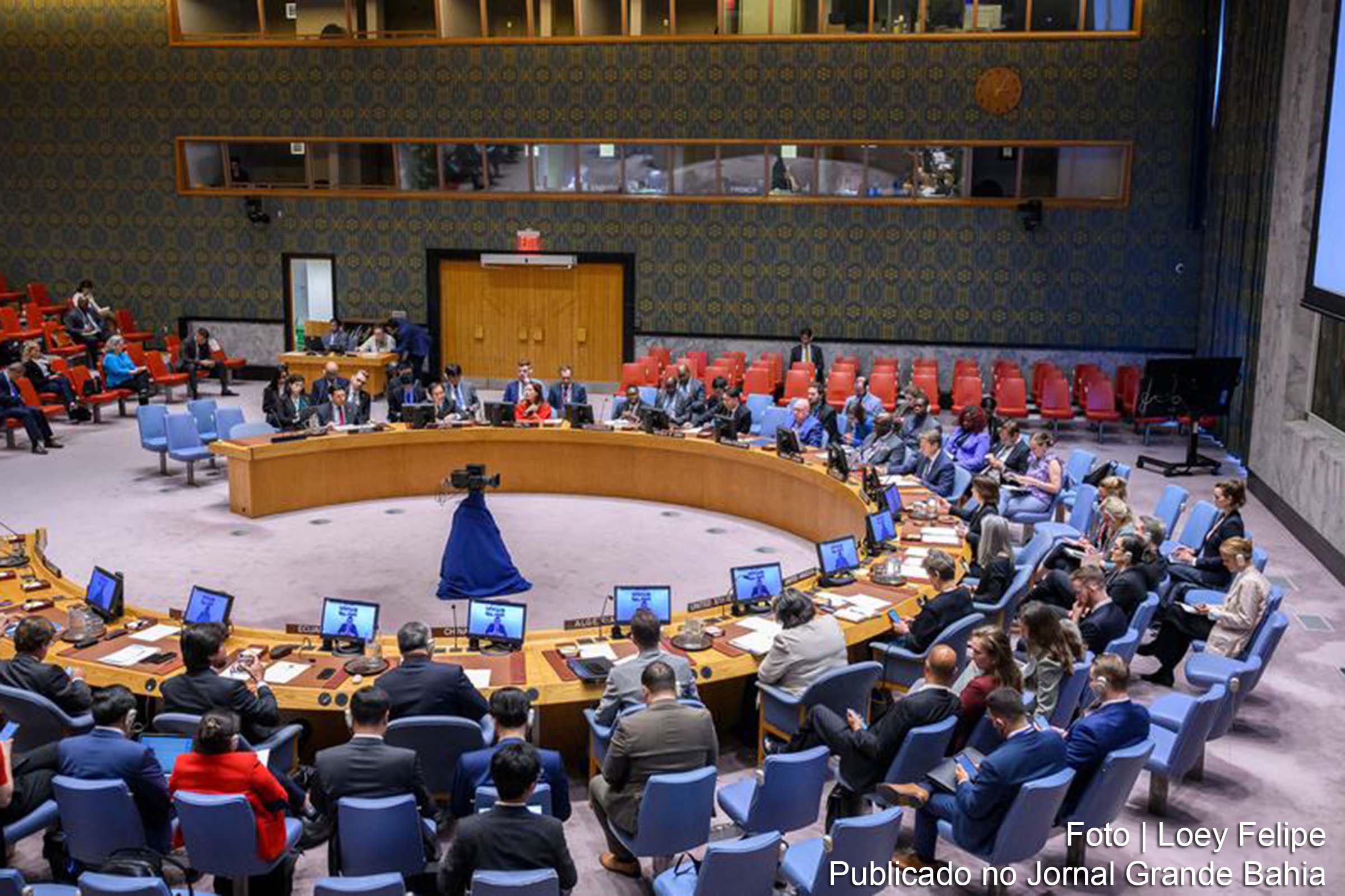 Agência da ONU para refugiados palestinos enfrenta proibição em Israel; diplomacia internacional busca soluções.