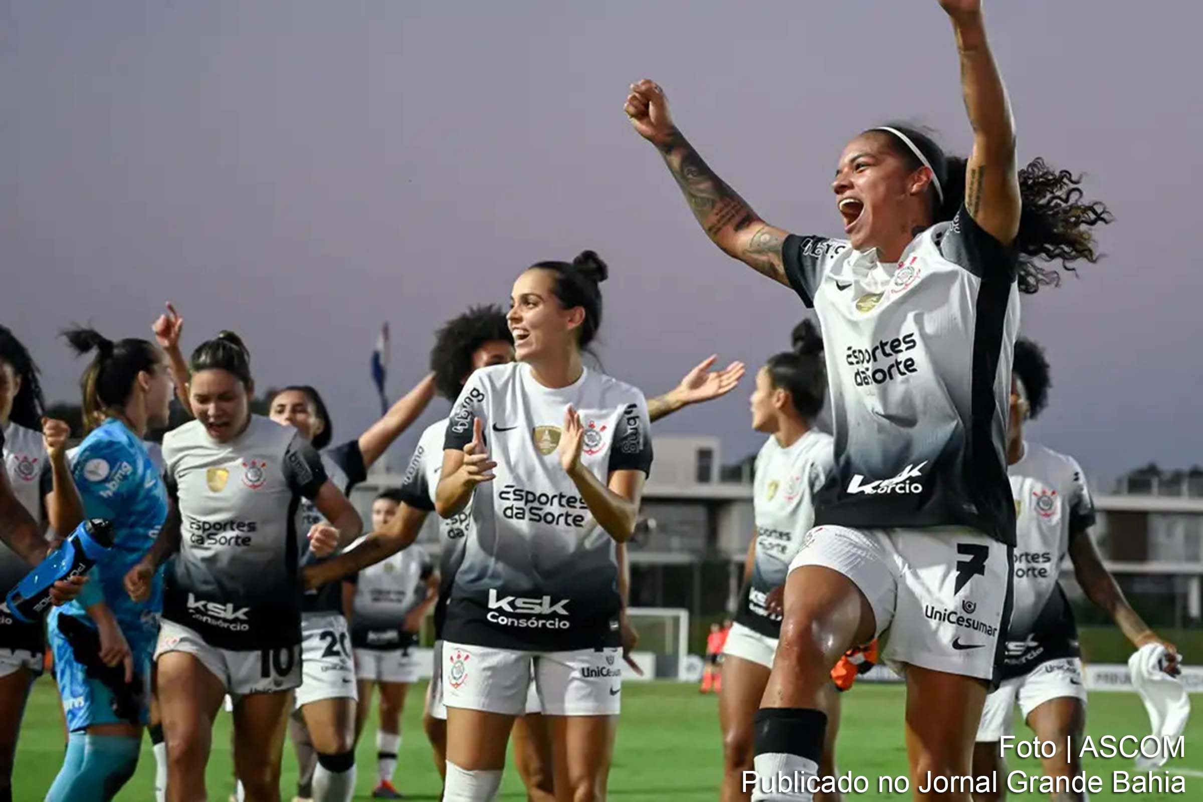 A equipe do Corinthians garante vaga nas semifinais da competição ao vencer o Olimpia por 2 a 0, em Assunção.