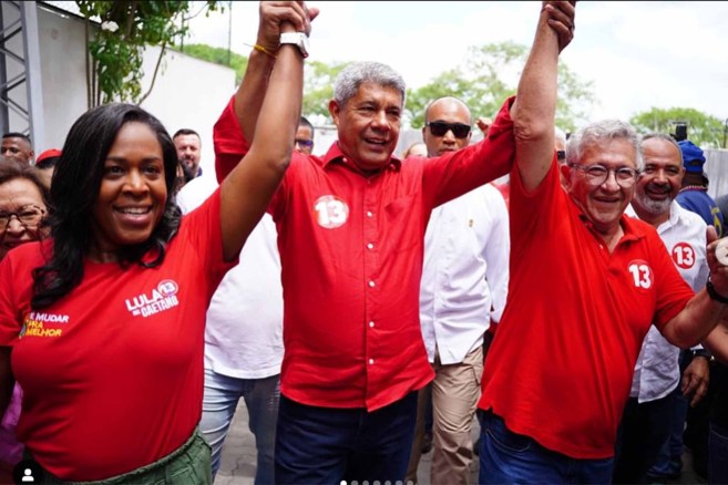Vice-prefeita eleita Déa Santos (PSB), governador Jerônimo Rodrigues (PT) e Luiz Caetano, prefeito eleito de Camaçari no Segundo Turno das Eleições 2024.