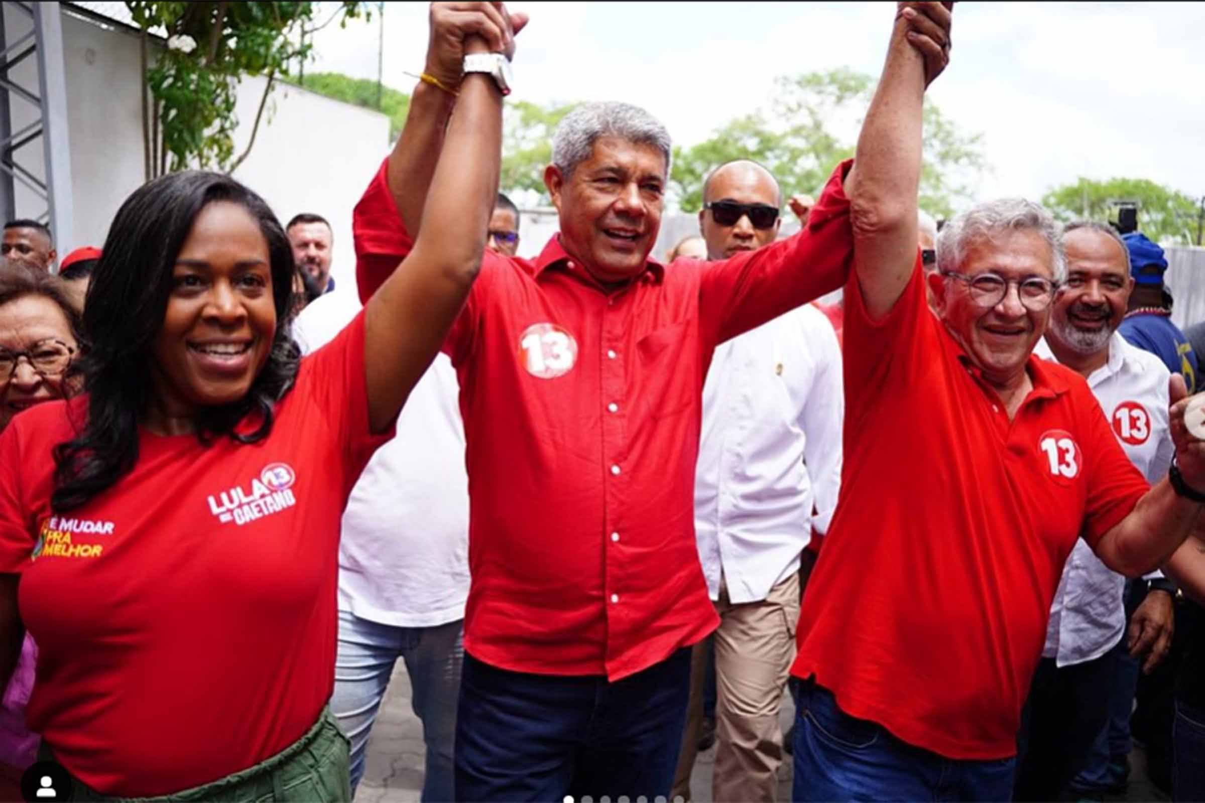 Vice-prefeita eleita Déa Santos (PSB), governador Jerônimo Rodrigues (PT) e Luiz Caetano, prefeito eleito de Camaçari no Segundo Turno das Eleições 2024.