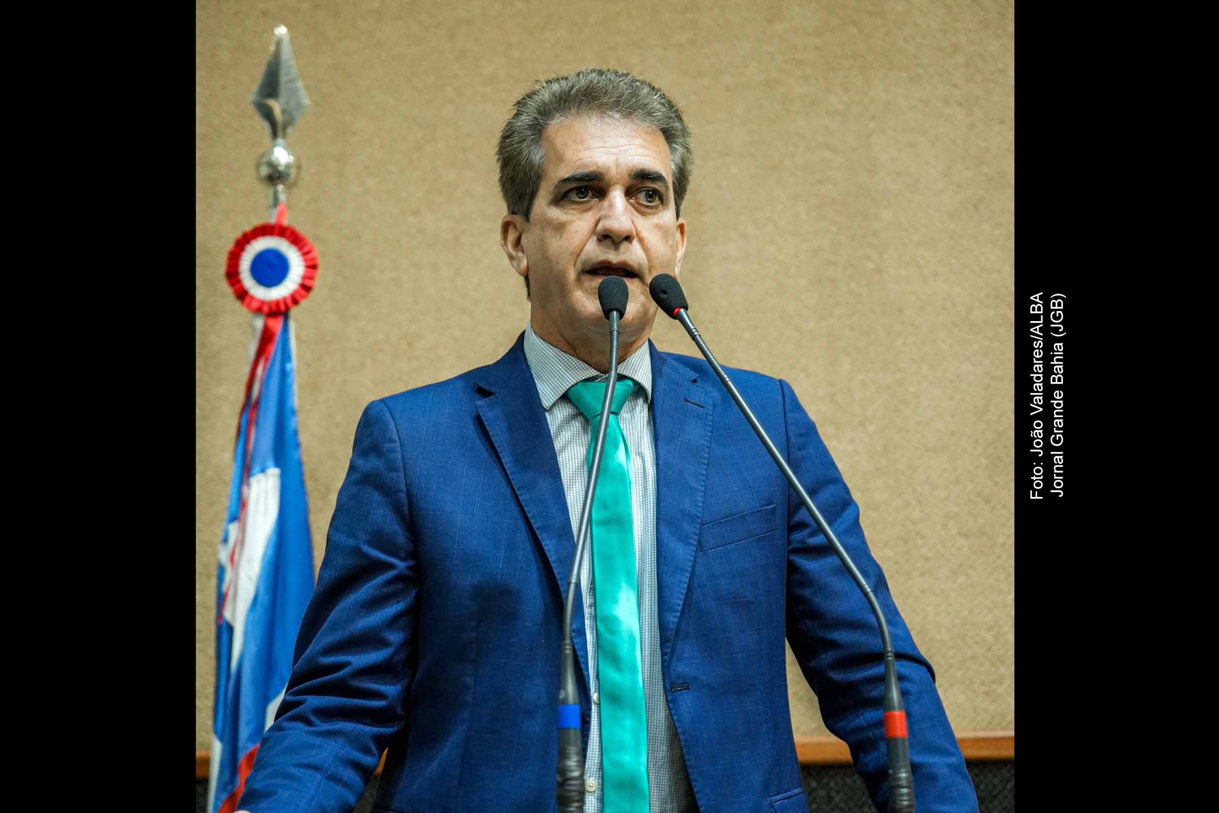 O presidente da CCJ da ALBA, Robinson Almeida, durante sessão que antecede a audiência pública sobre a Coelba, enfatizando a necessidade de revisão do contrato de concessão da empresa.