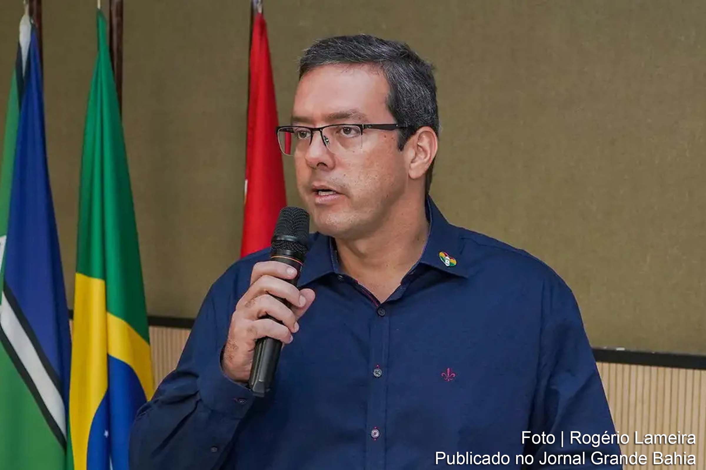 Dr. Furlan é reeleito prefeito de Macapá no primeiro turno das eleições, confirmando sua trajetória política com a escolha de Mario Neto como vice-prefeito.