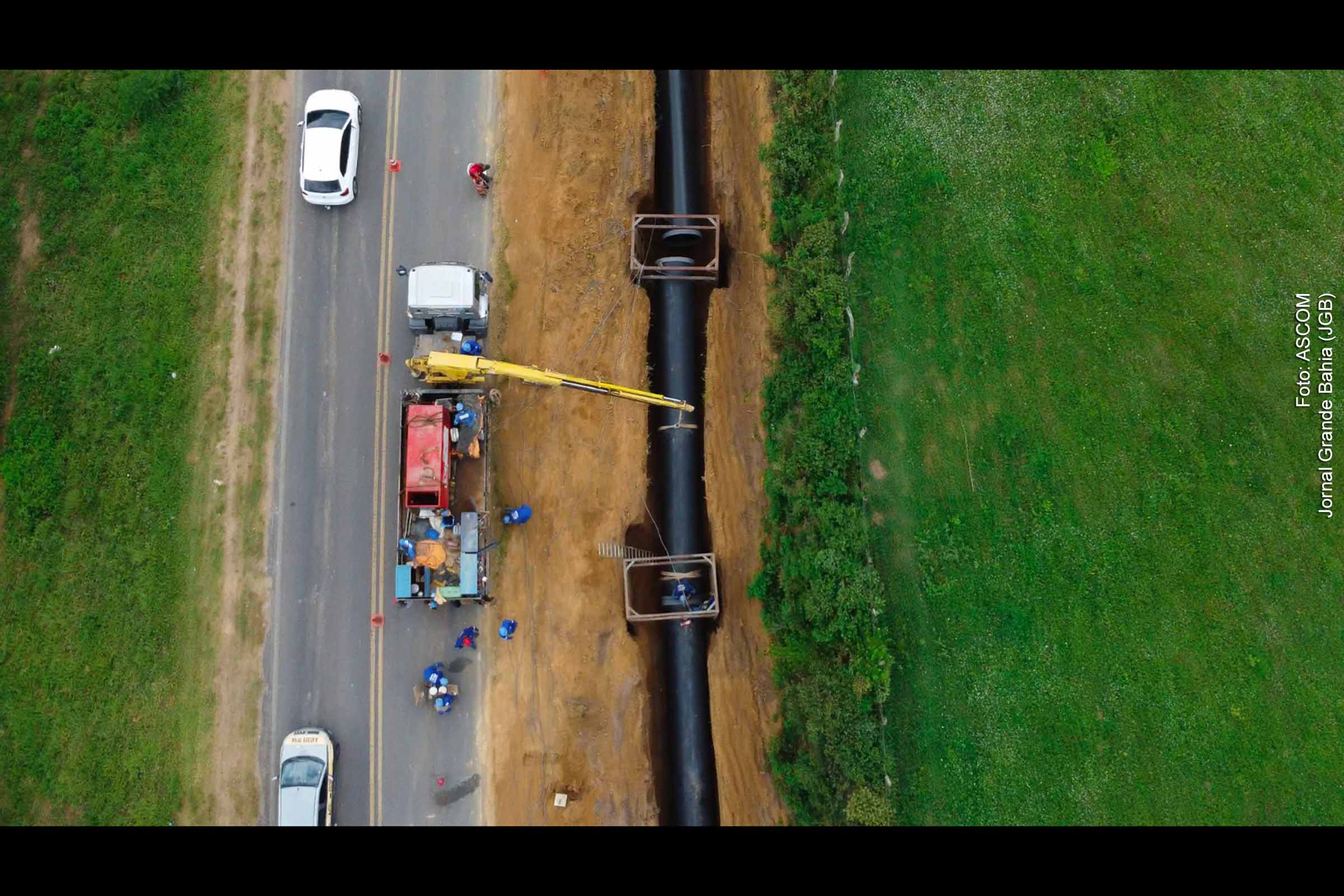 Obras da Embasa para ampliação do sistema de abastecimento de água em Feira de Santana incluem nova adutora com 1.400 mm de diâmetro, projetada para aumentar a capacidade de distribuição e melhorar a regularidade no fornecimento.