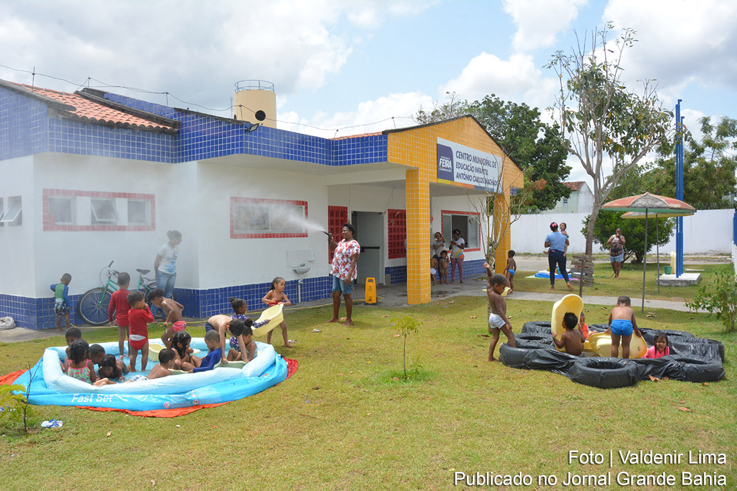 Crianças de 2 e 3 anos se divertem em banhos de piscina e brincadeiras, durante comemoração do Dia das Crianças em Feira de Santana.
