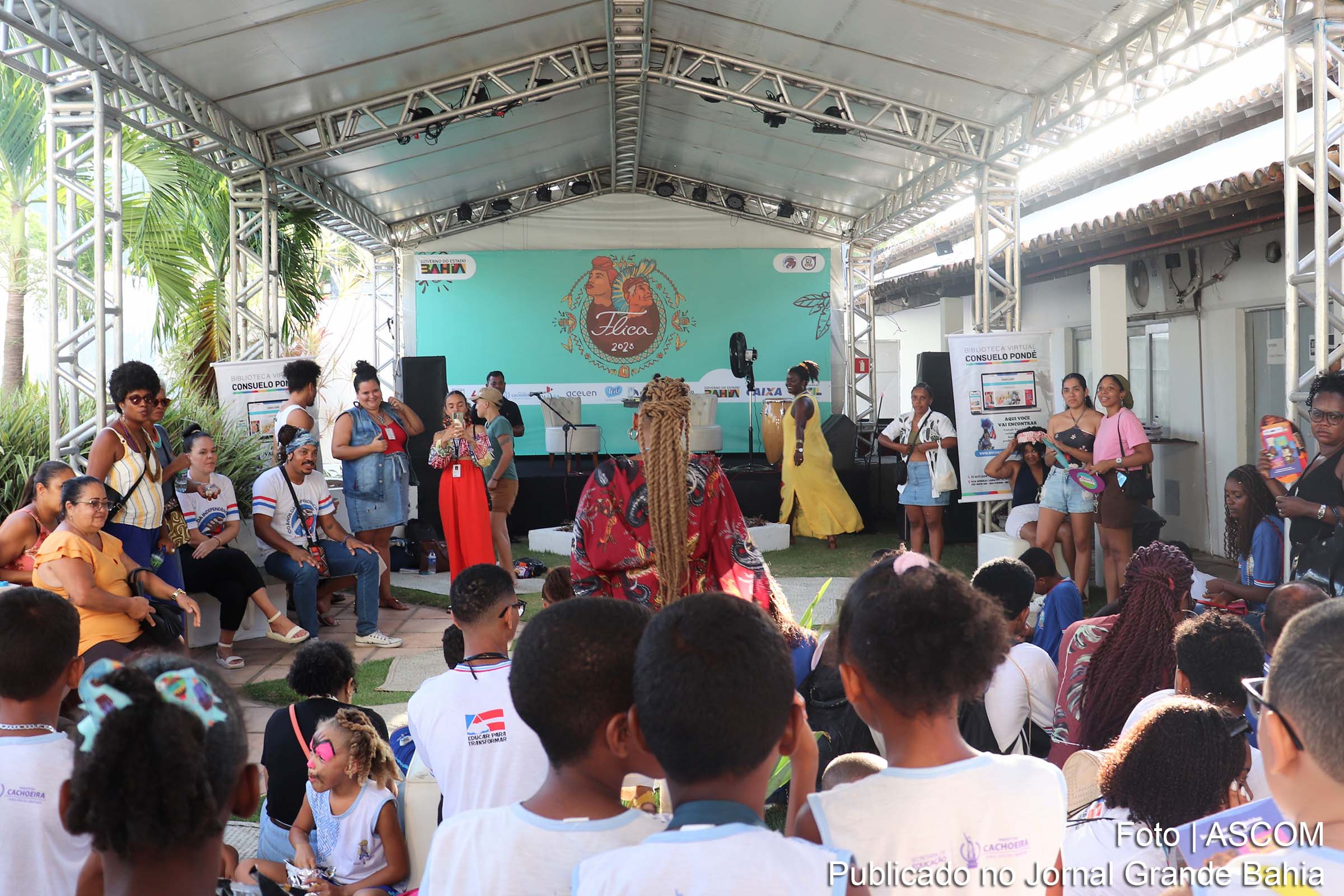 Oficina de estêncil com símbolos Adinkra durante a Flica 2024 busca transmitir a sabedoria tradicional africana e promover reflexões sobre direitos humanos.