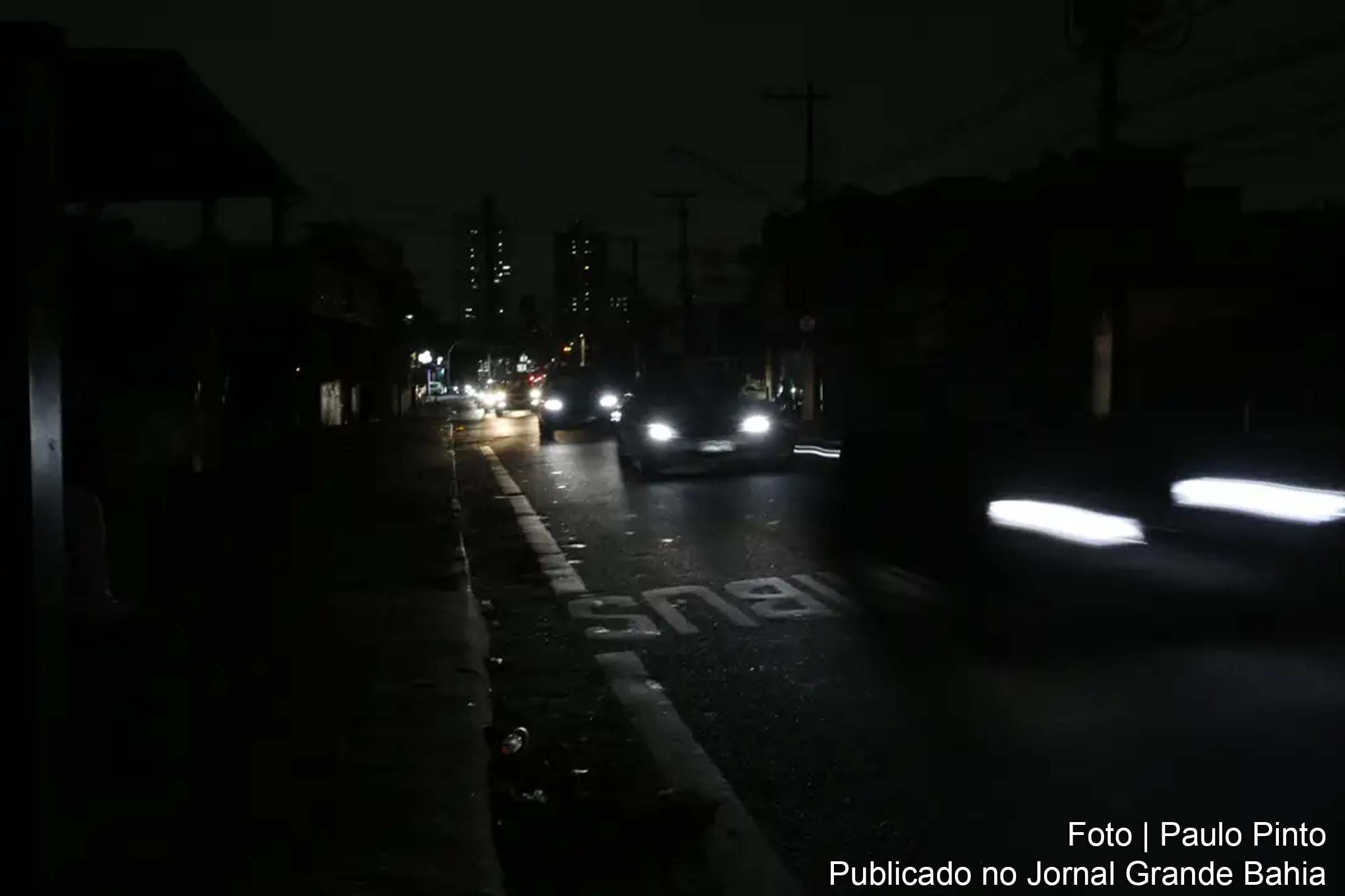 Cerca de 900 mil pessoas seguem sem energia na Grande São Paulo após forte temporal, com impactos no abastecimento de água e setores econômicos.