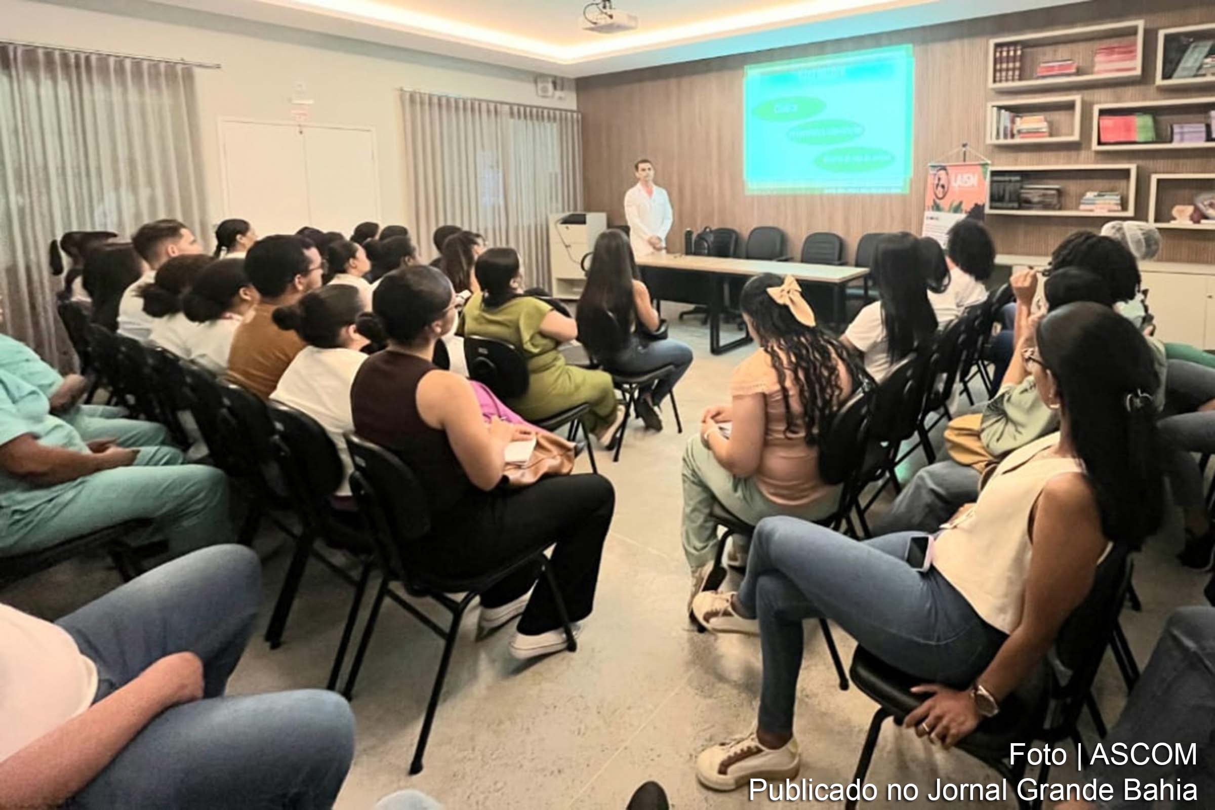 Profissionais de saúde participam da palestra sobre sífilis gestacional promovida pela Fundação Hospitalar no Hospital Inácia Pinto dos Santos.