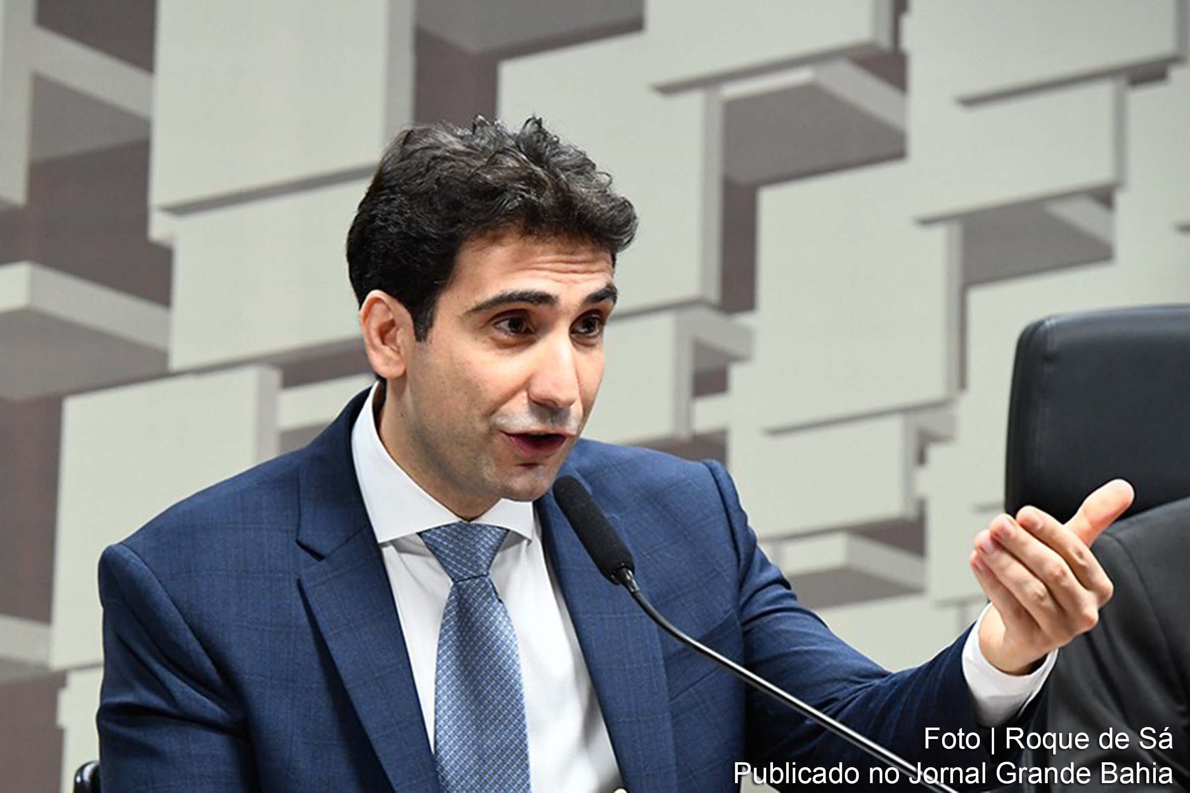 O economista Gabriel Galípolo é aprovado pelo Senado para assumir a presidência do Banco Central do Brasil a partir de 2025, sucedendo Roberto Campos Neto.